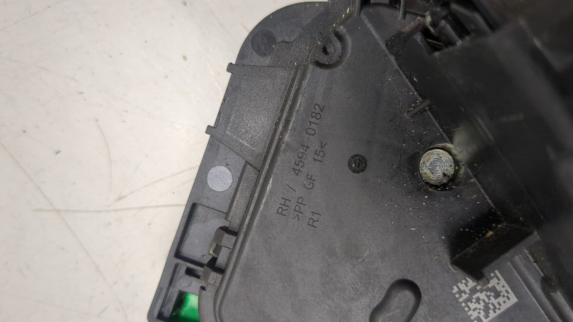 Замок двери передней правой