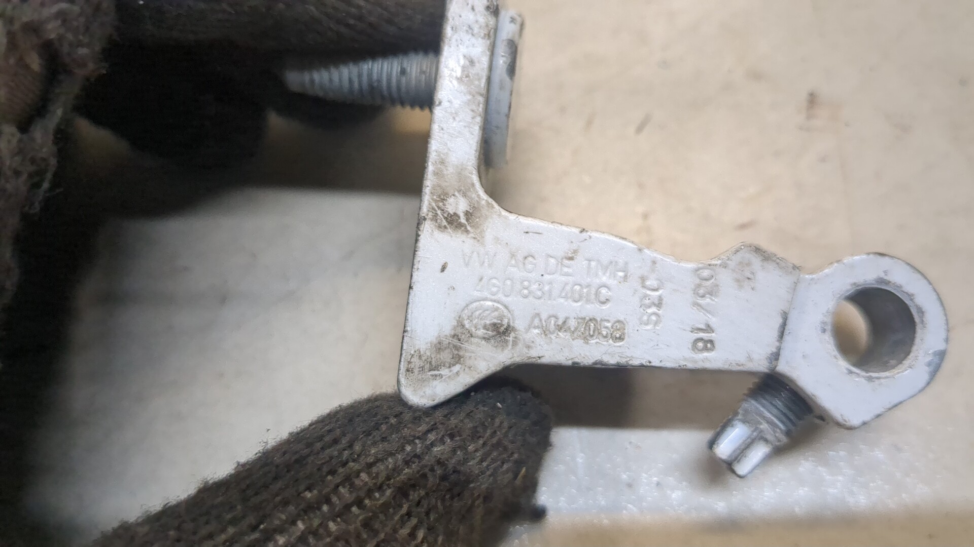 Петля двери