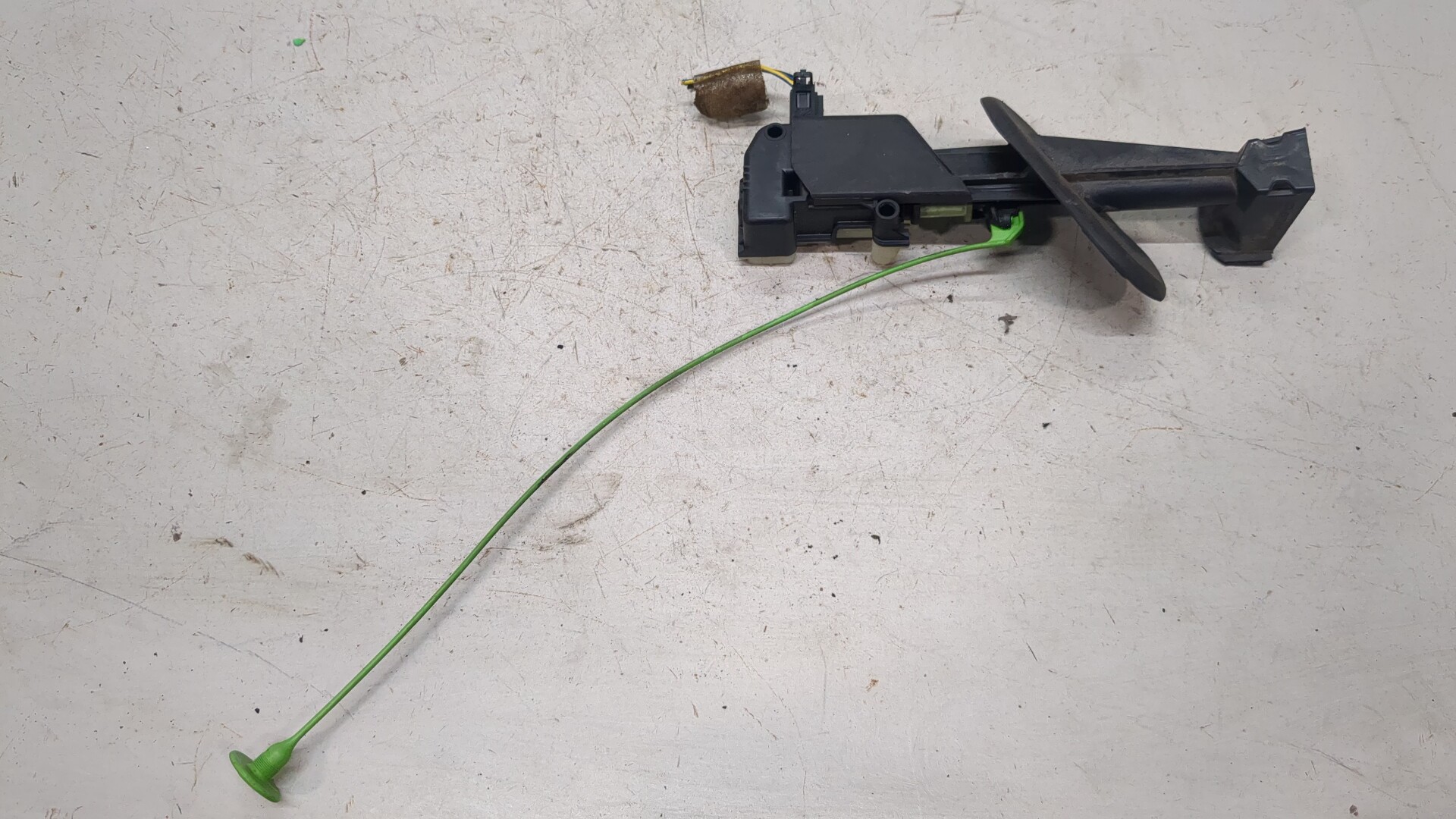 Активатор замка крышки бензобака