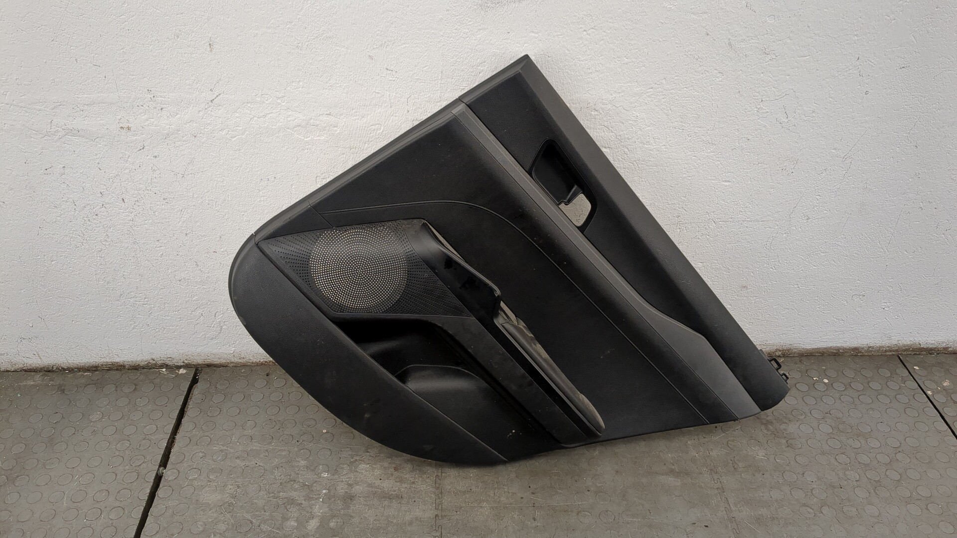 Обшивка двери задней правой