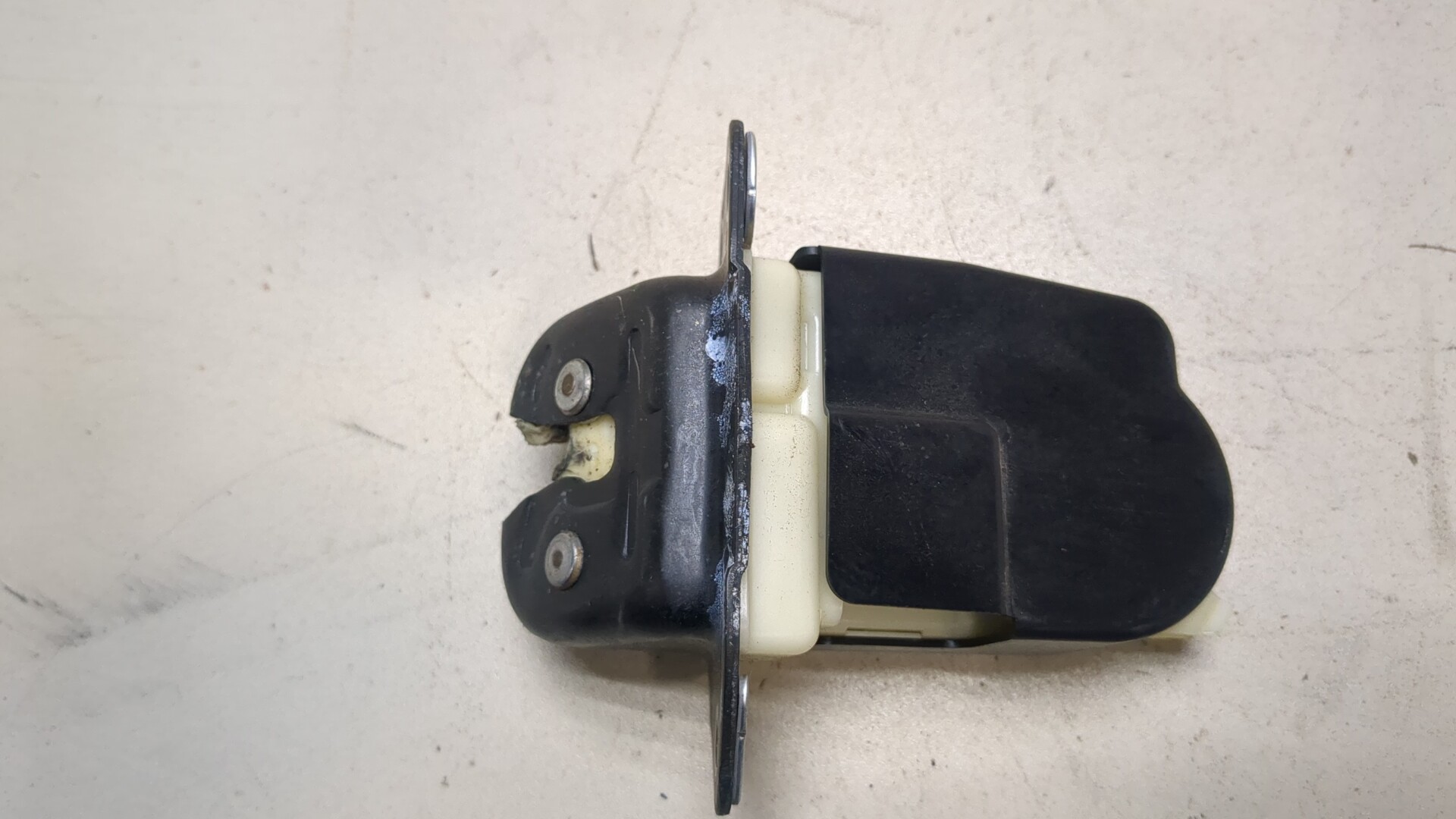 Замок багажника