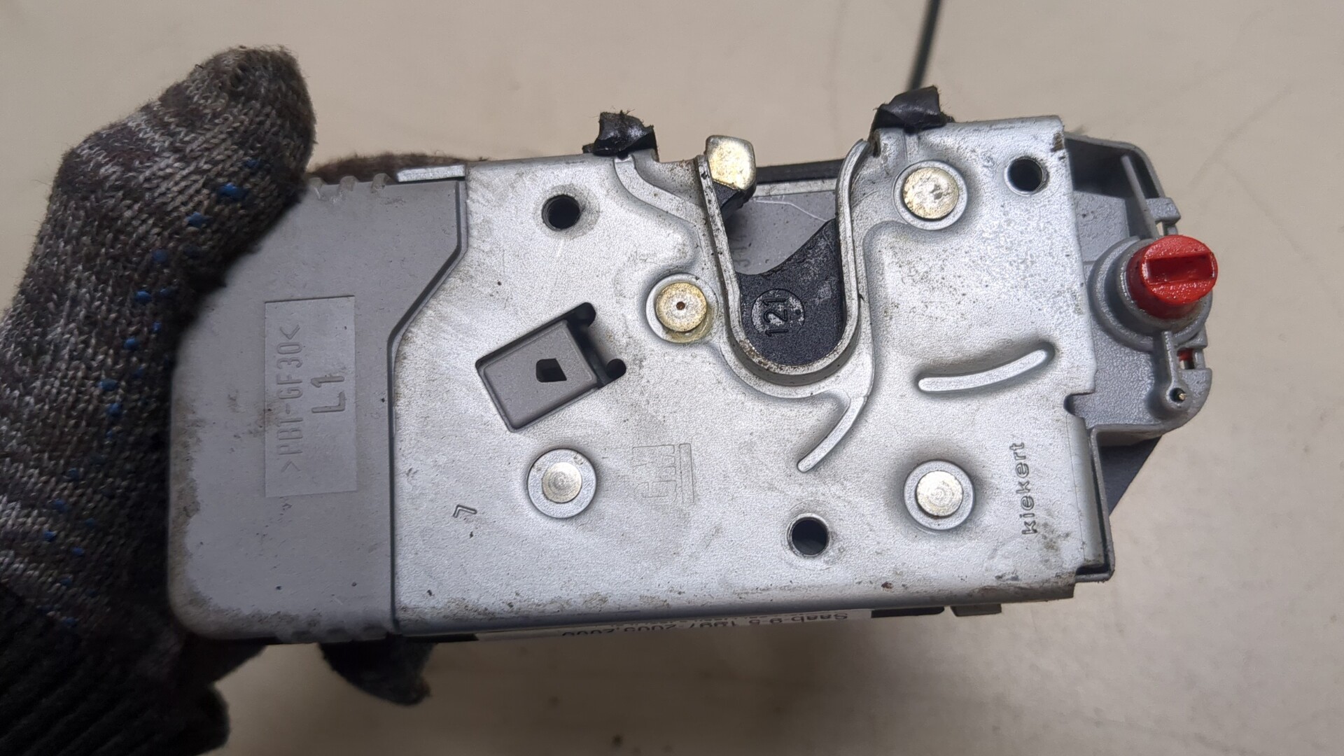 Замок двери задней левой