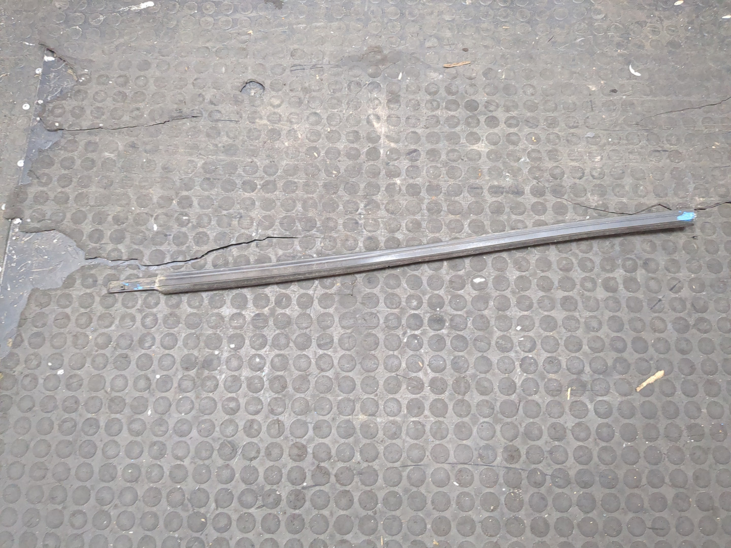 Накладка стекла переднего правого