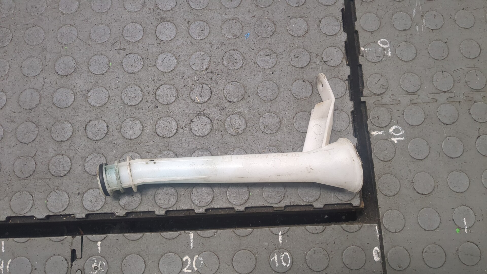 Горловина бачка омывателя