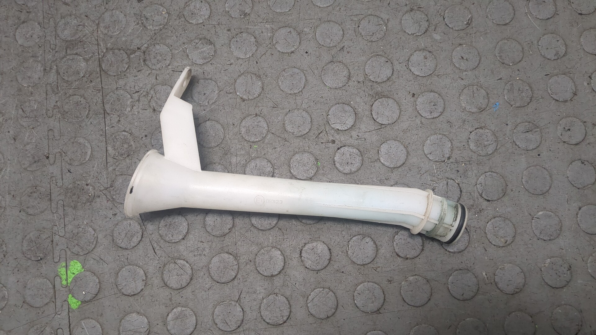 Горловина бачка омывателя