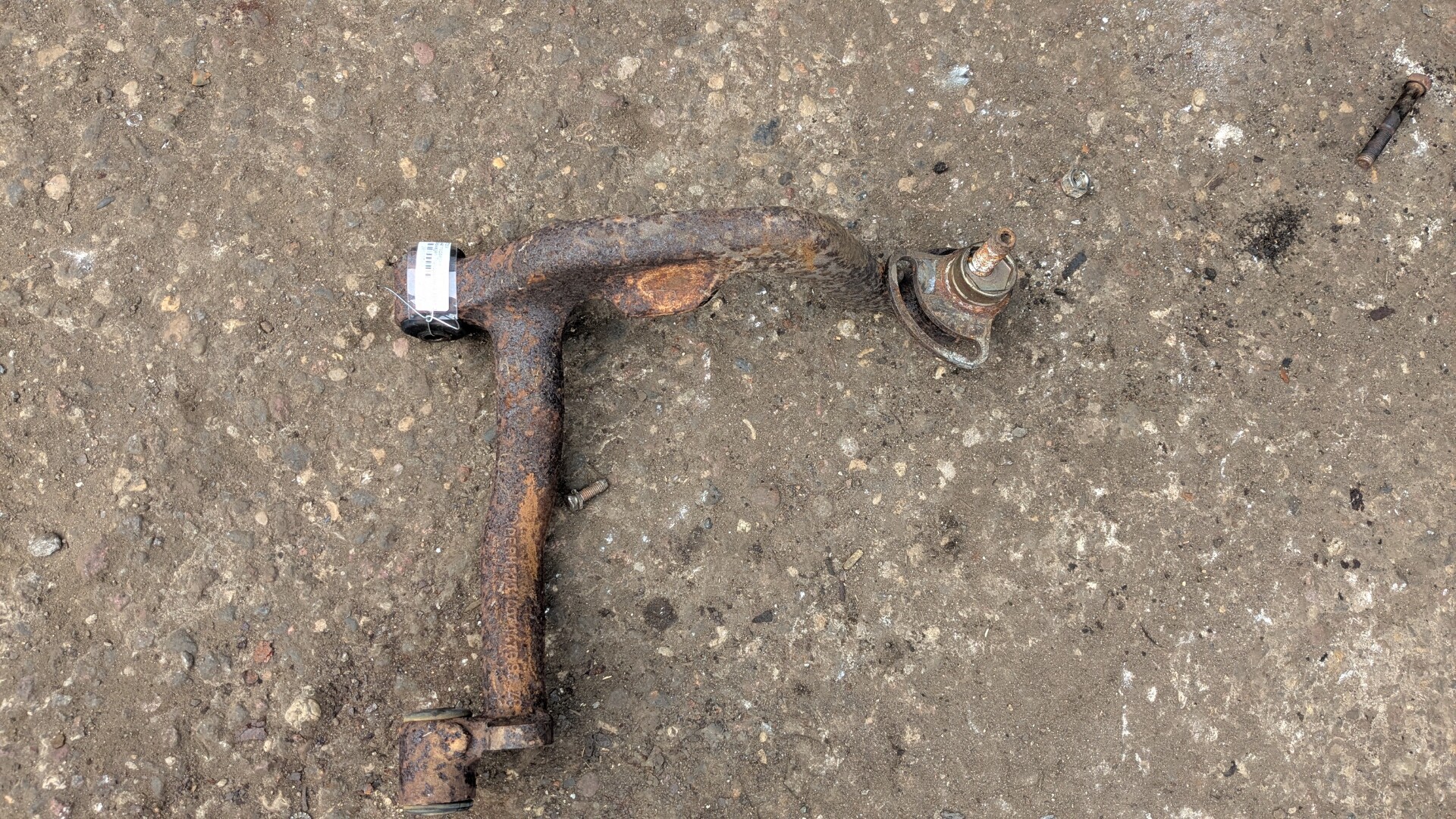 Рычаг передний левый