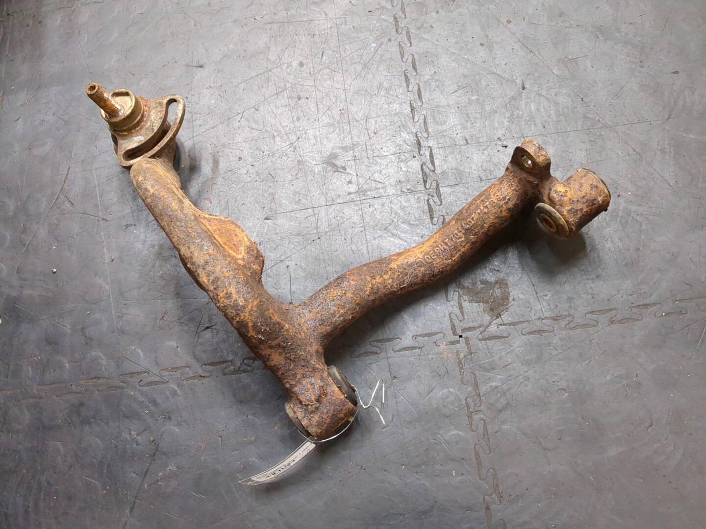 Рычаг передний левый