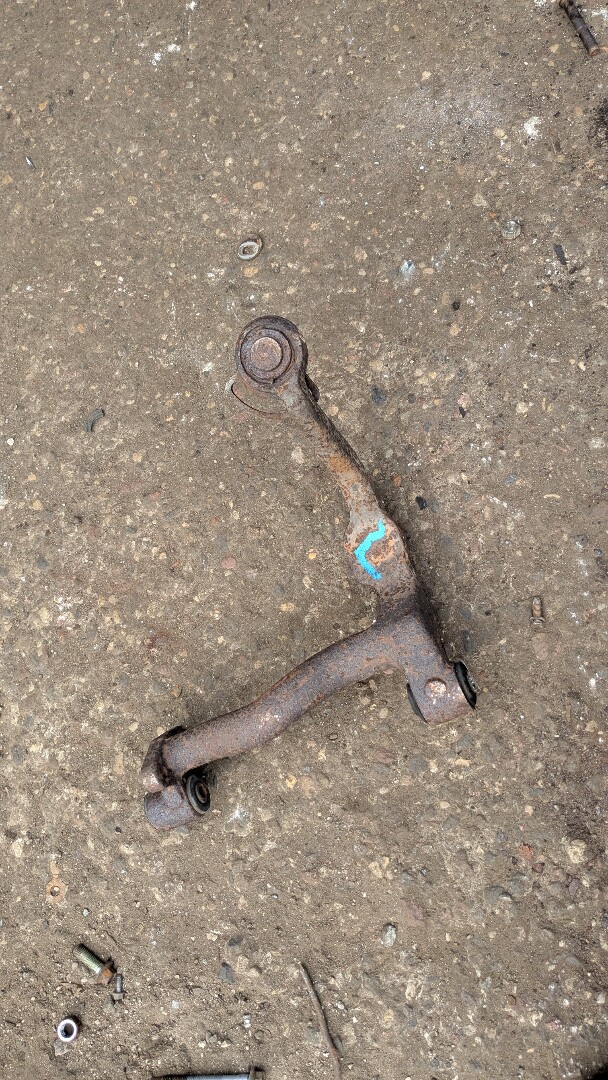 Рычаг передний левый