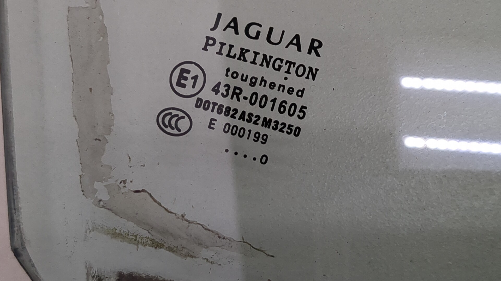 Стекло двери передней правой