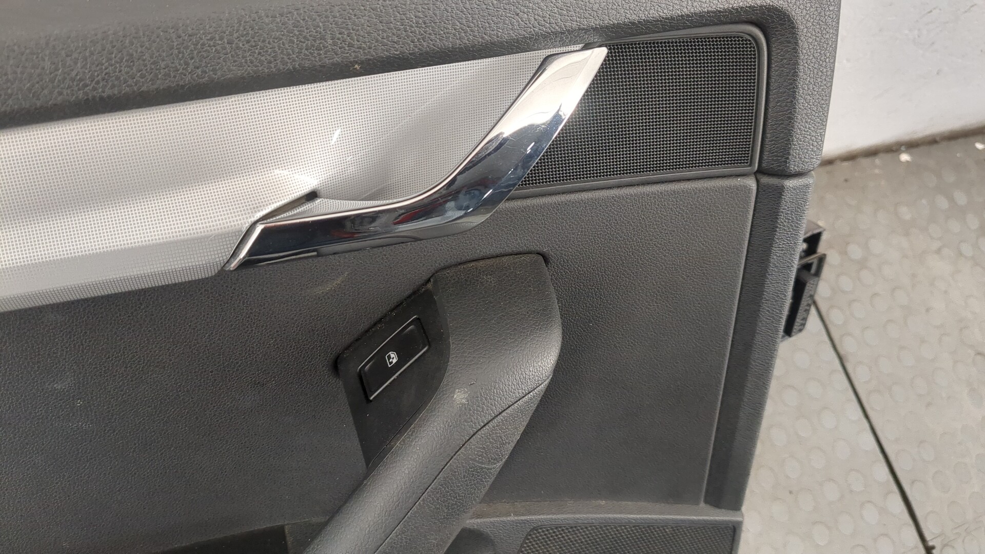 Дверь задняя левая