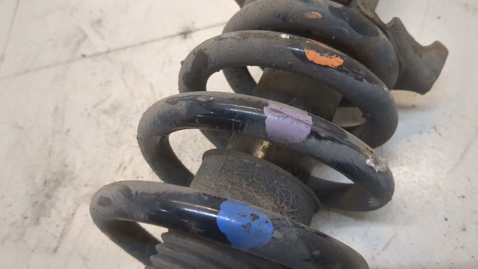 Амортизатор передний правый