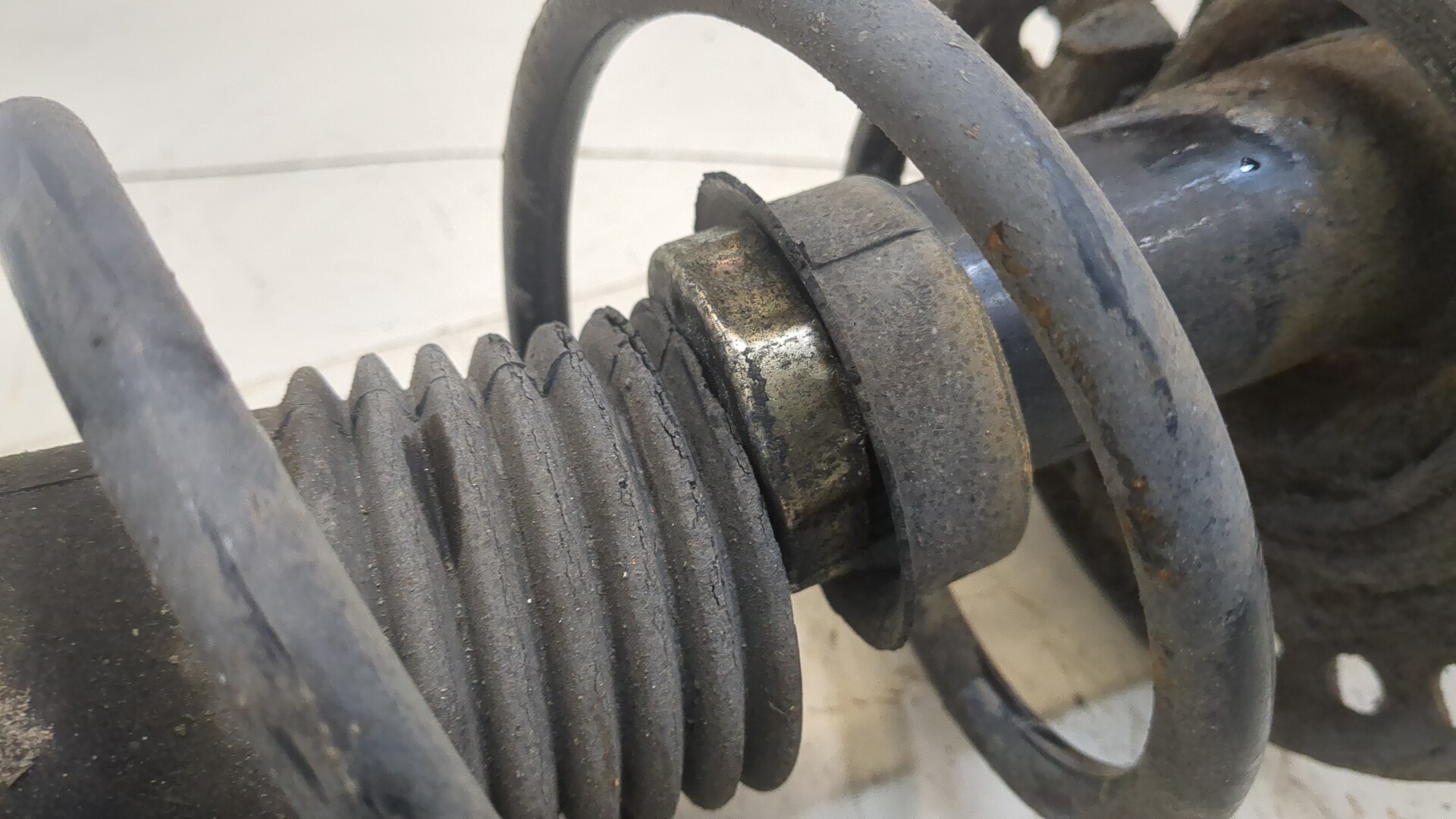 Амортизатор передний правый