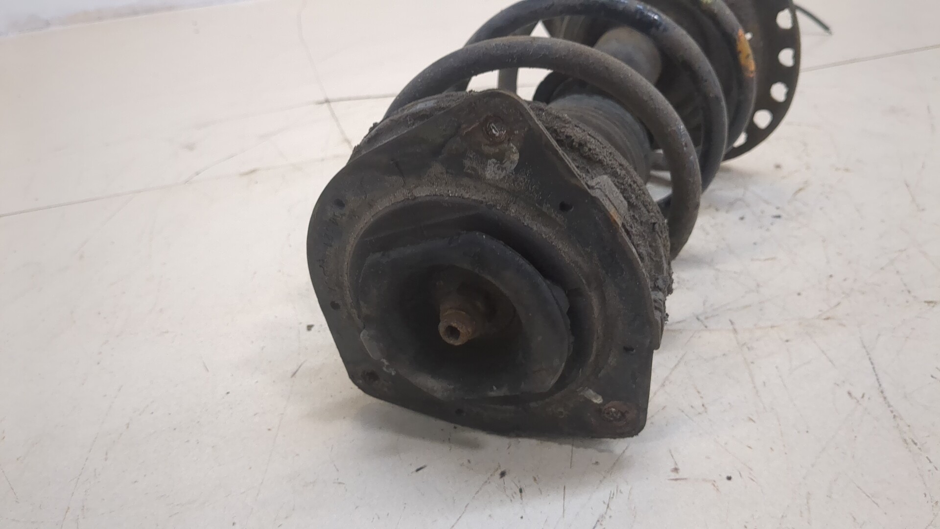 Амортизатор передний правый