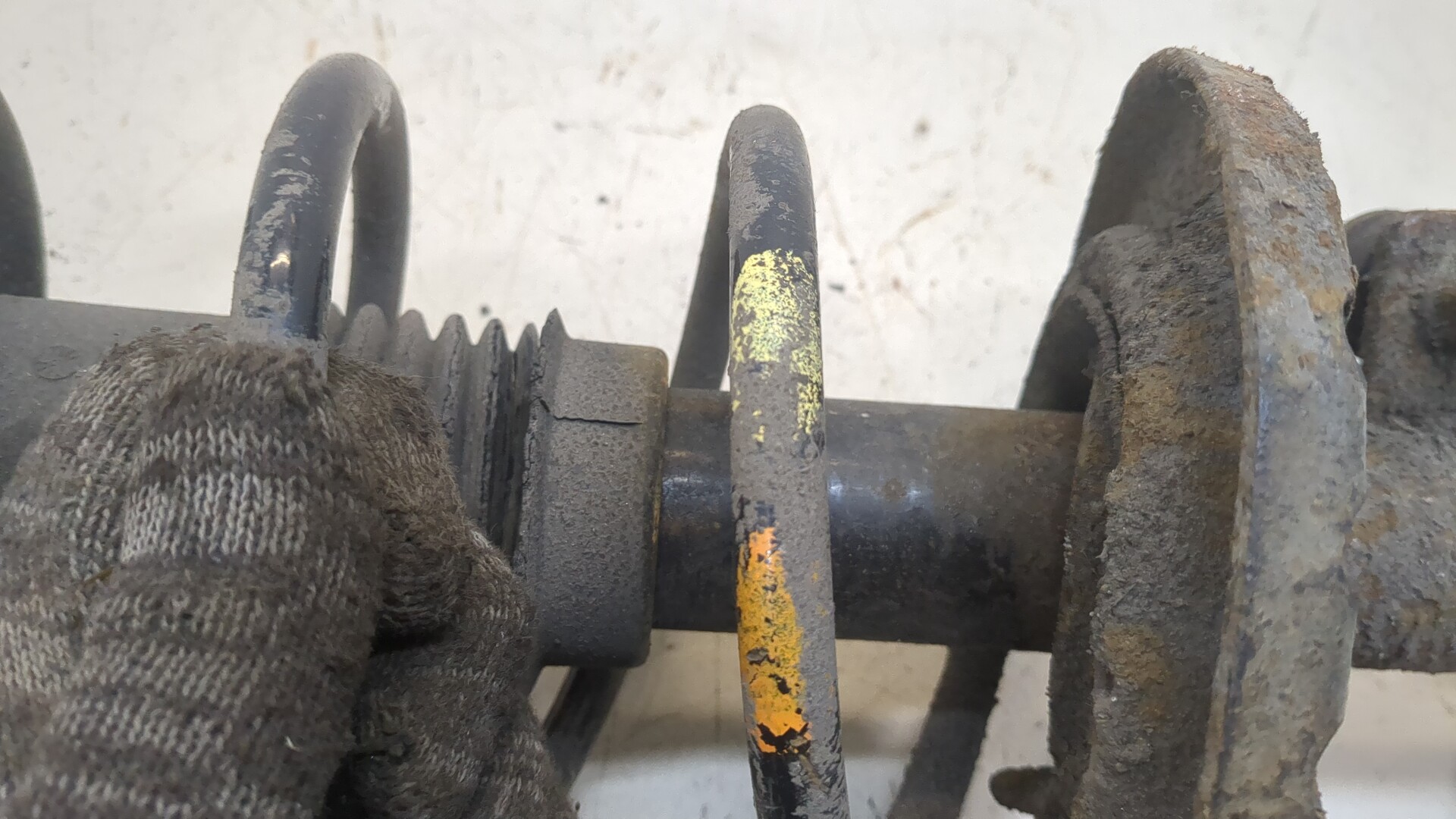 Амортизатор передний правый