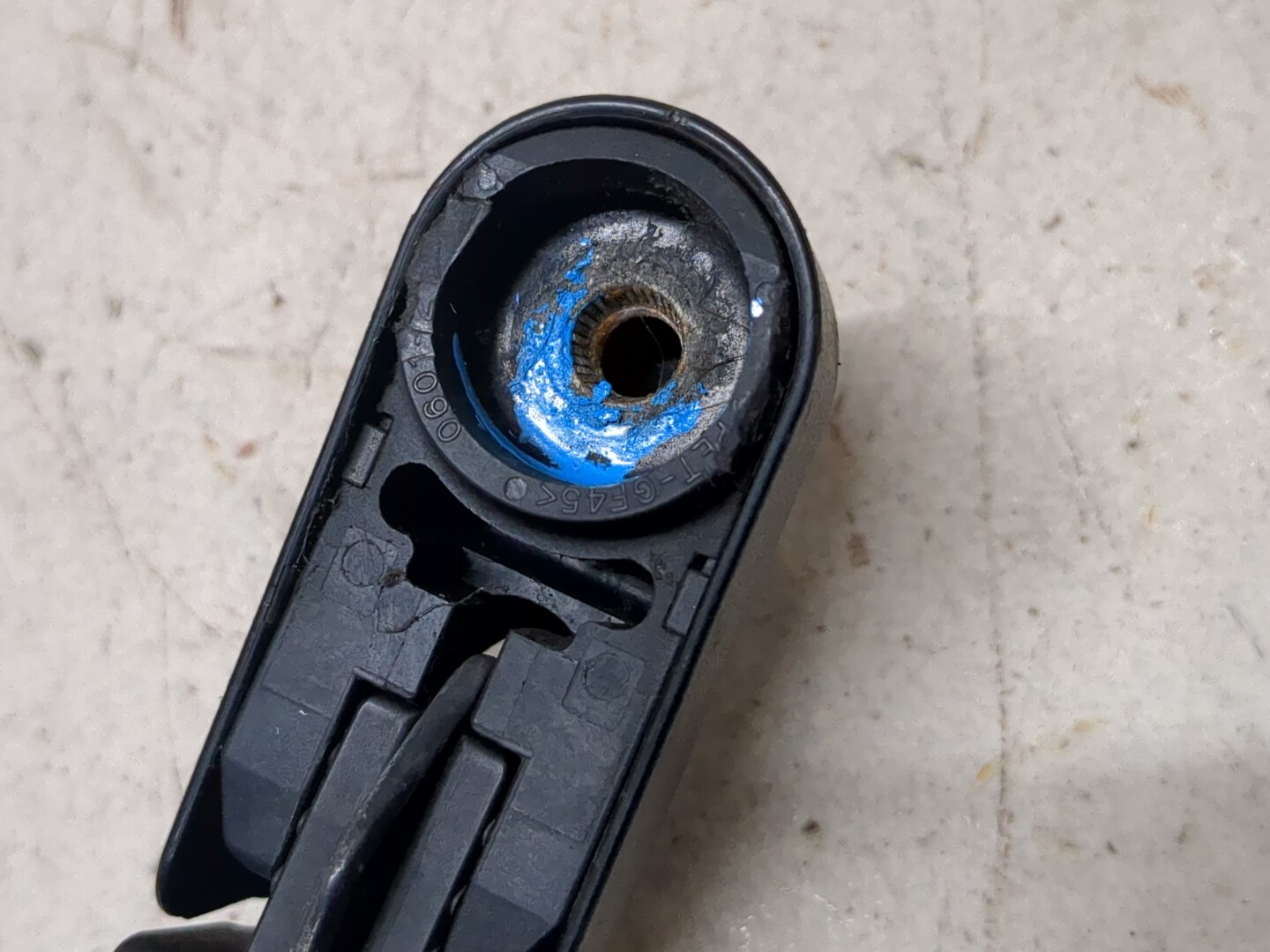 Поводок стеклоочистителя заднего