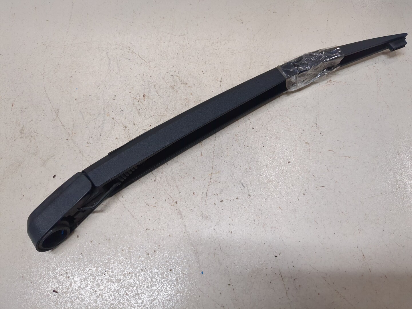 Поводок стеклоочистителя заднего