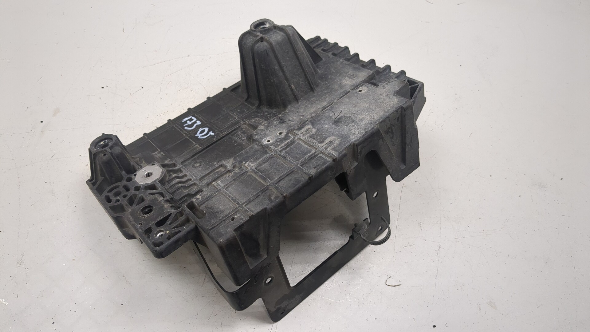 Площадка под аккумулятор (АКБ)