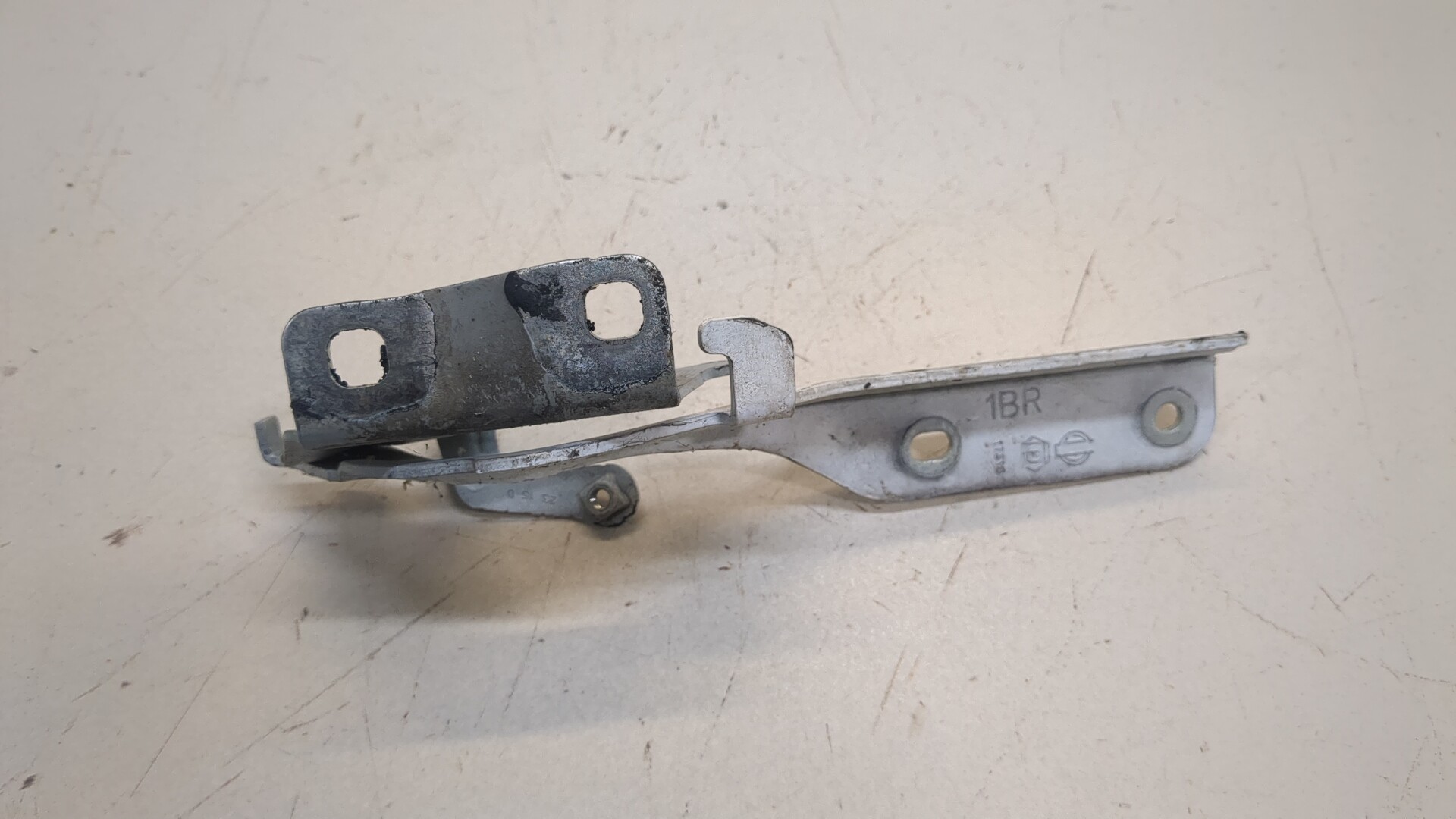 Петля капота правая