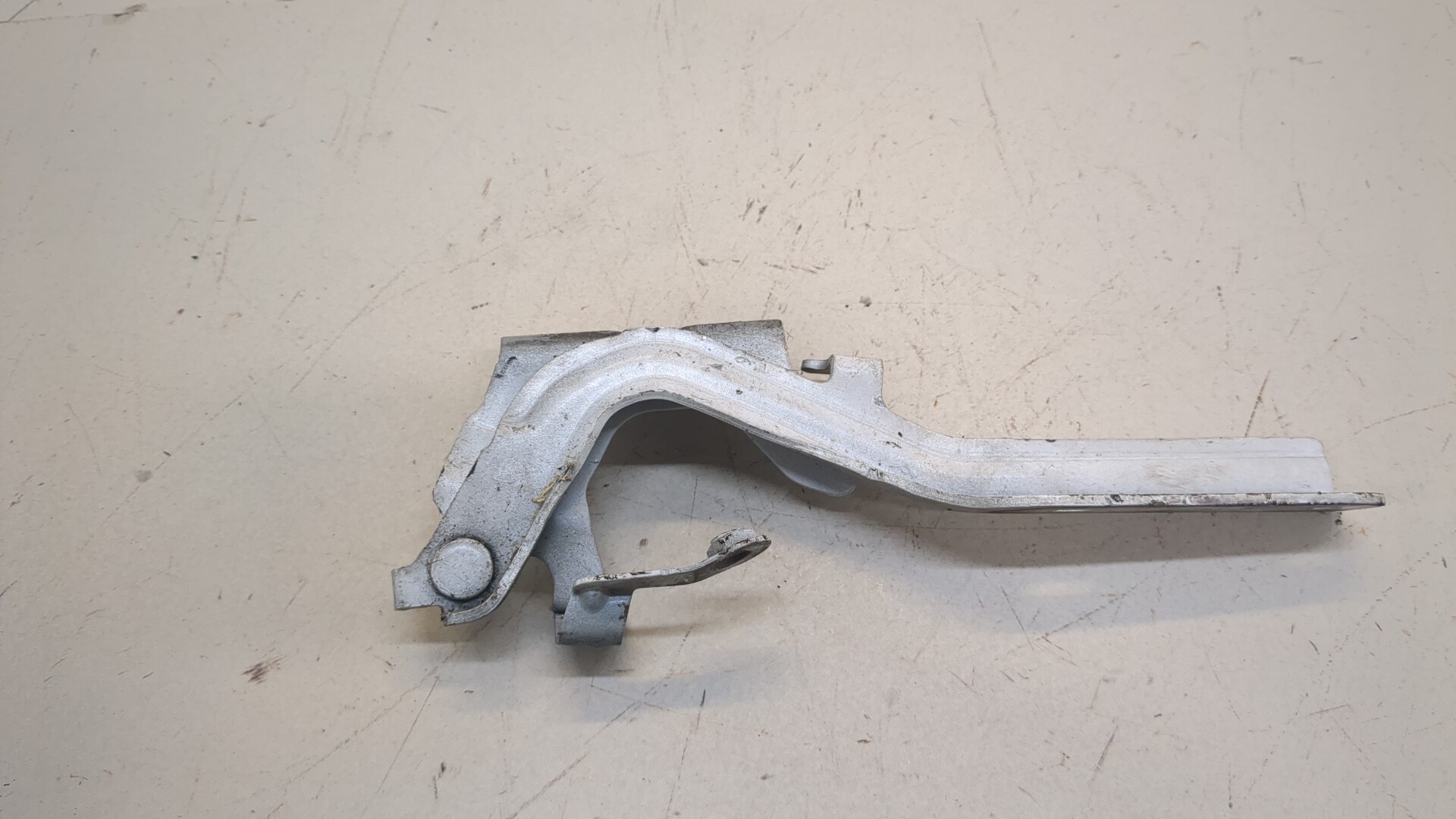 Петля капота правая