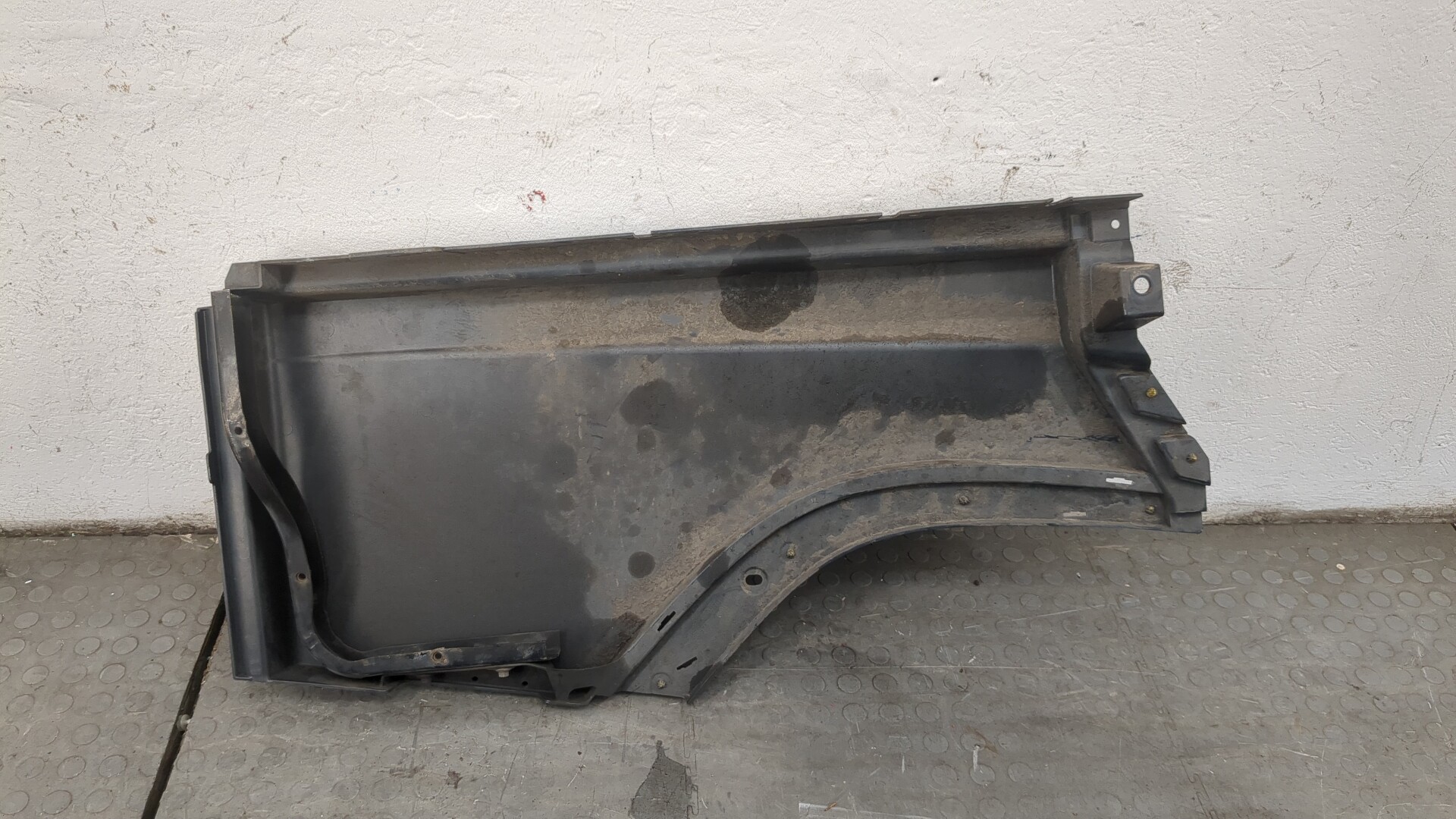 Крыло переднее левое