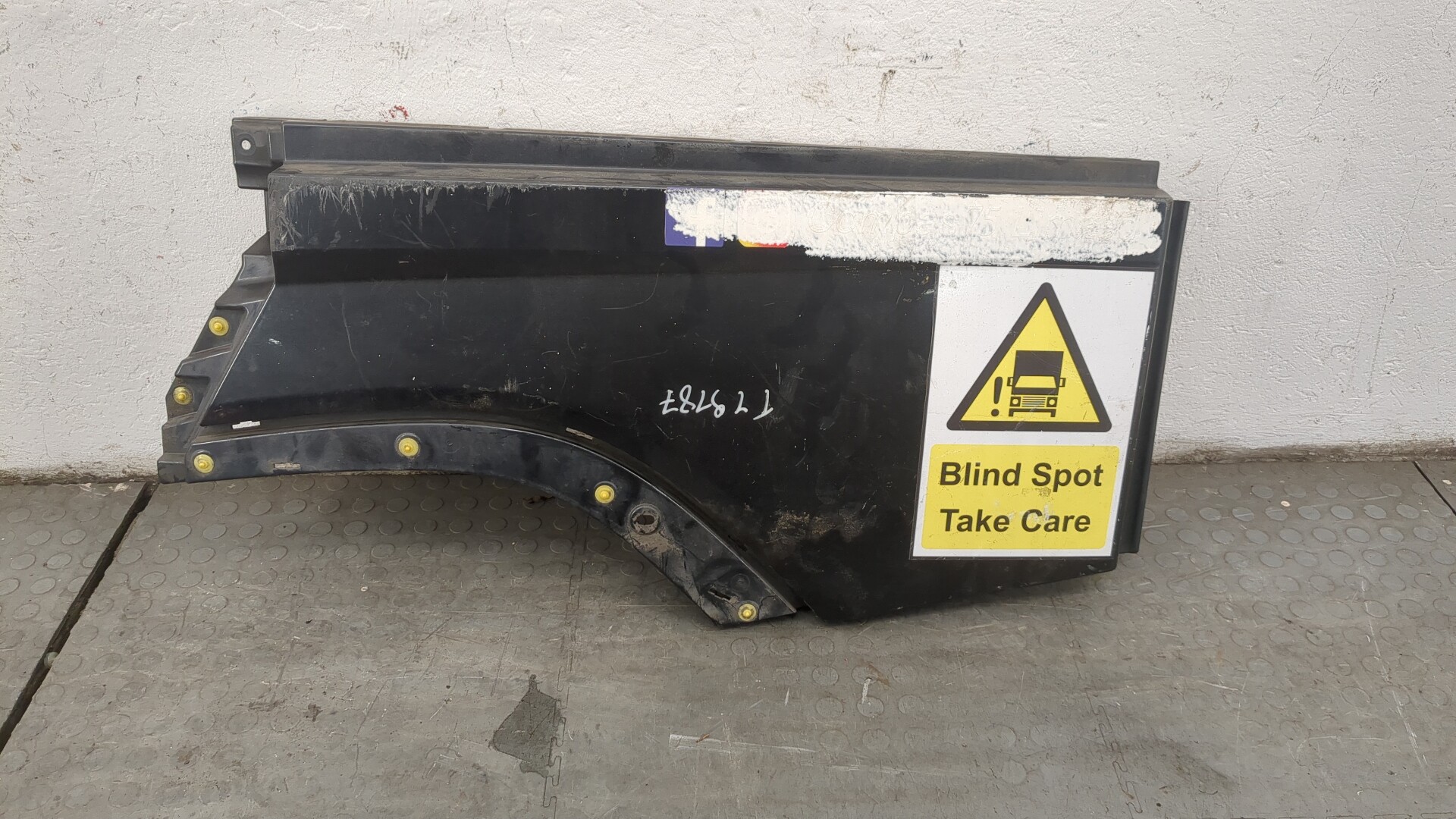 Крыло переднее левое