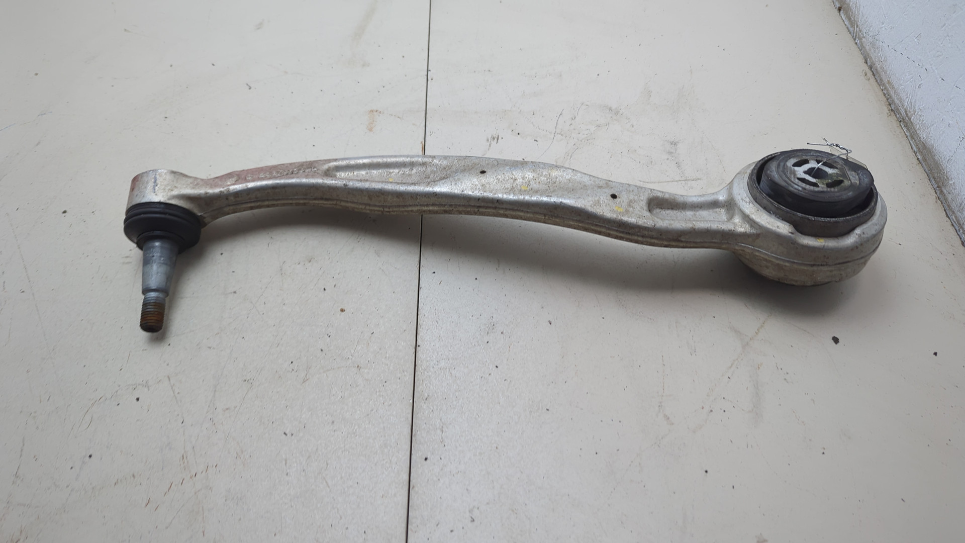 Рычаг передний левый