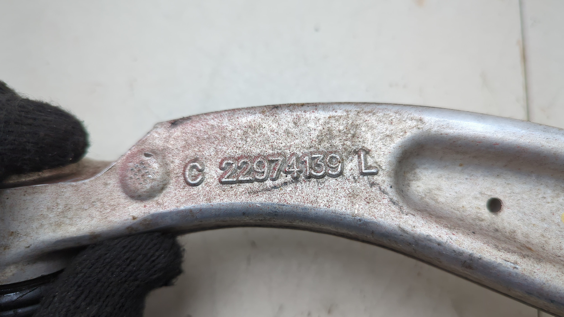 Рычаг передний левый