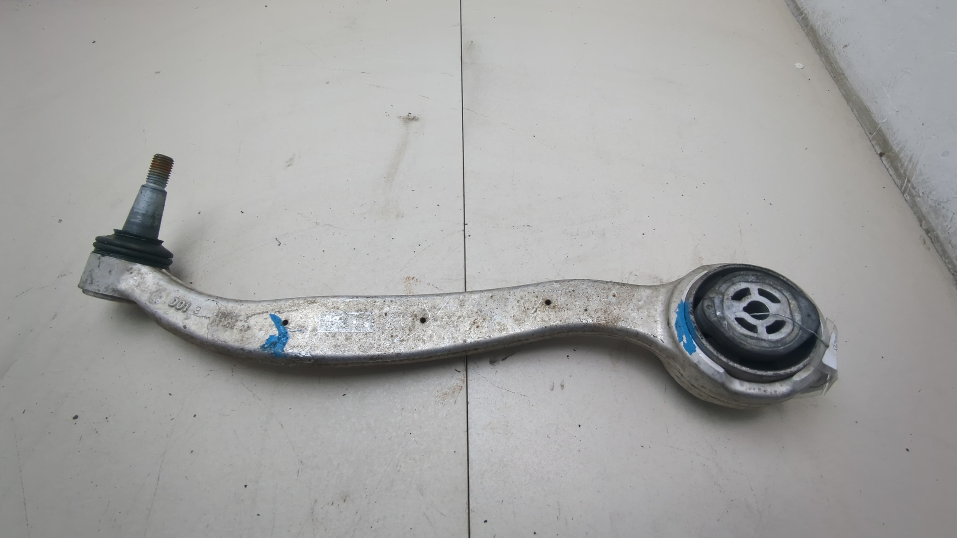 Рычаг передний левый