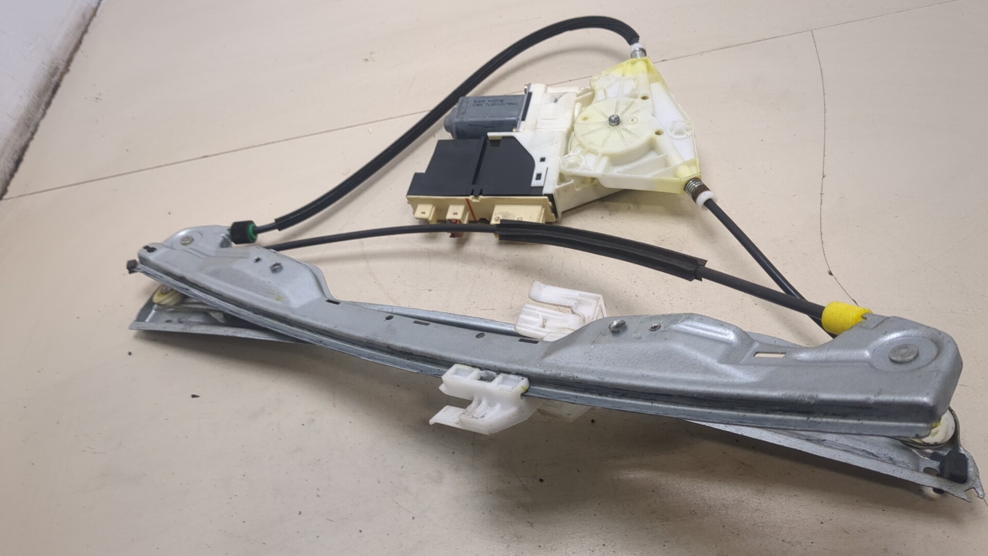 Стеклоподъемник электр. передний левый