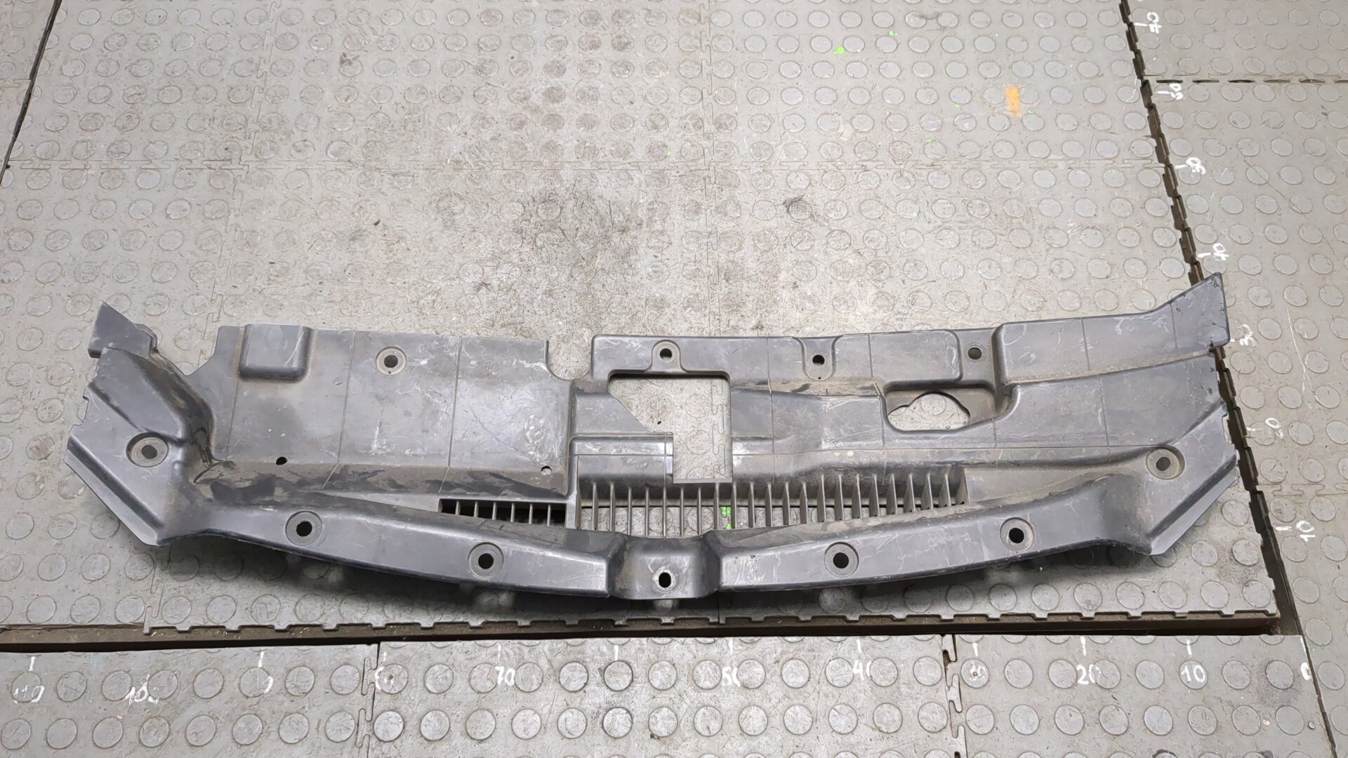 Кожух замка капота