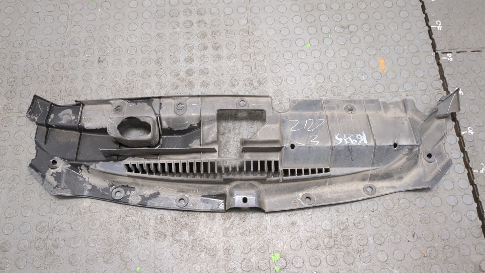 Кожух замка капота