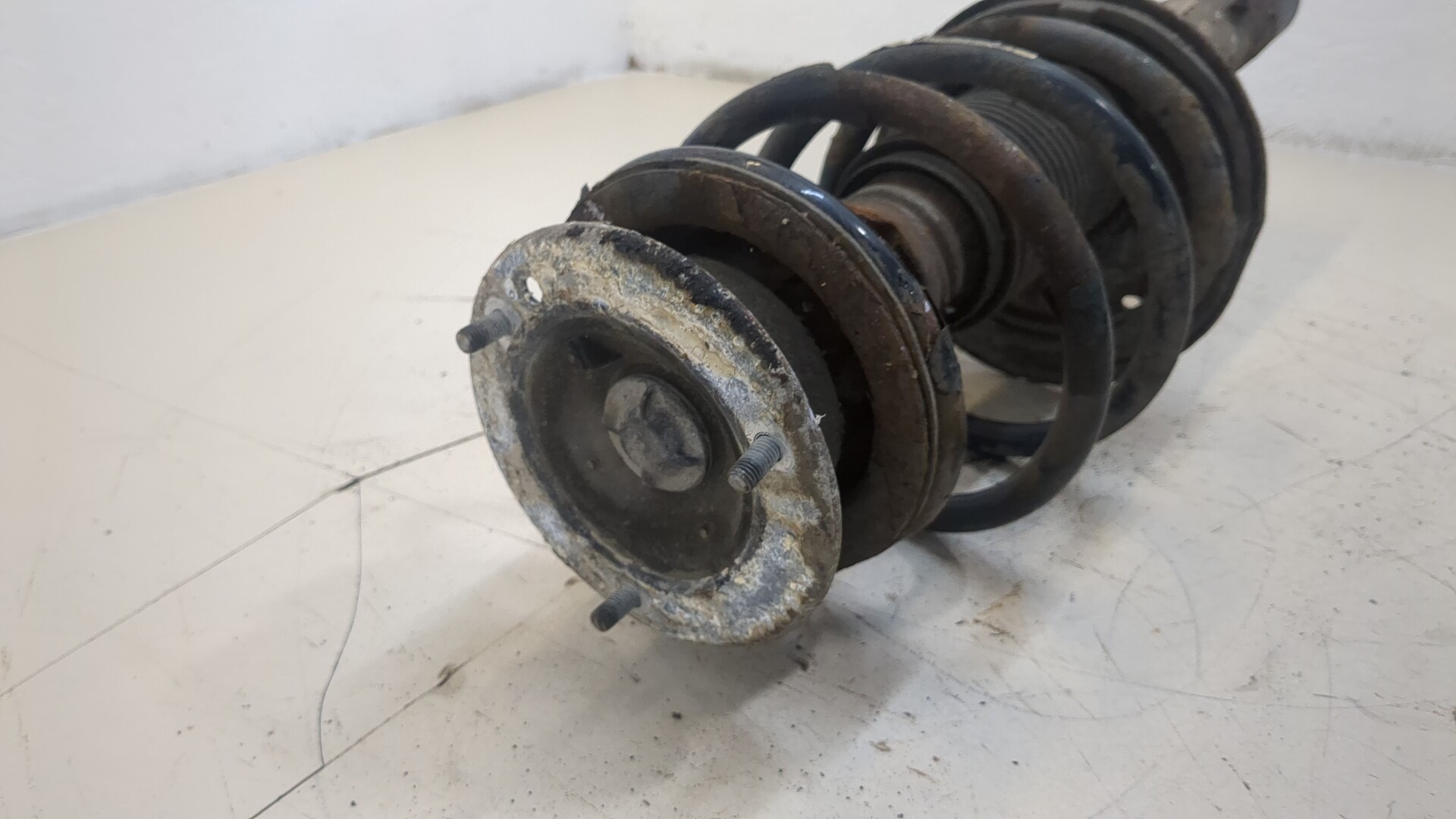 Амортизатор передний правый