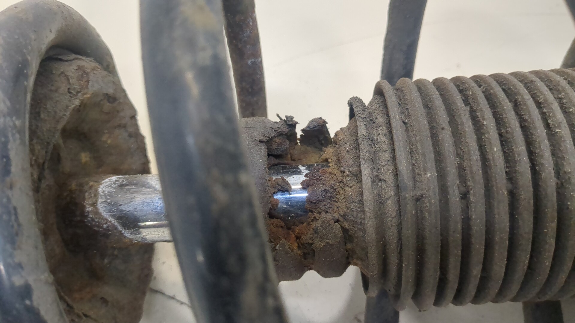 Амортизатор передний правый