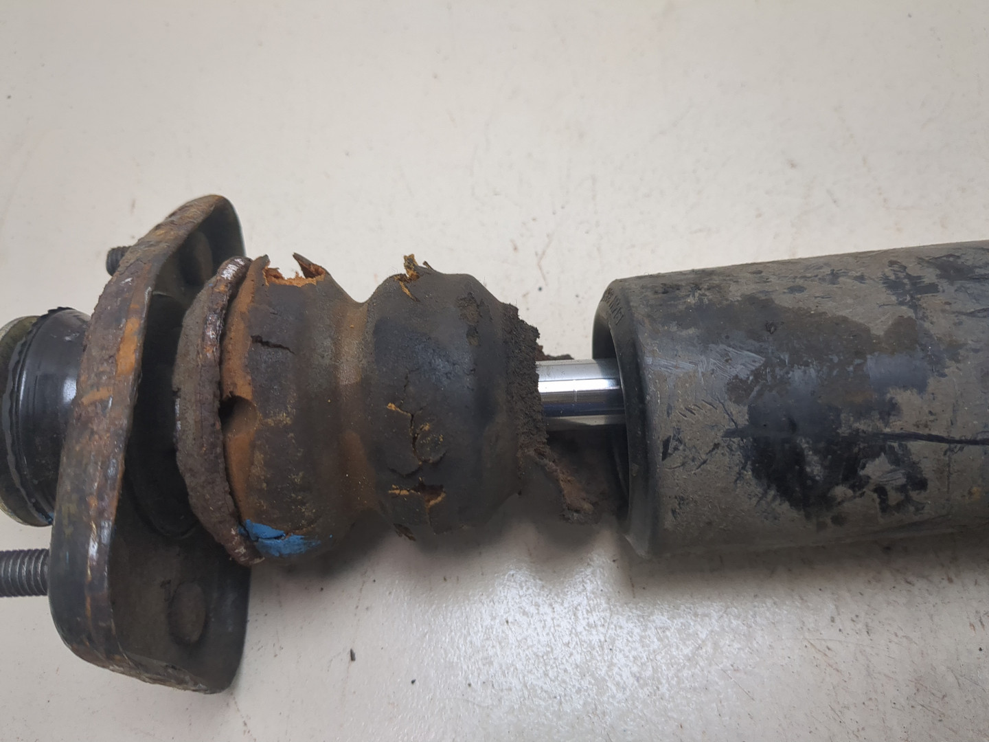 Амортизатор задний (стойка)