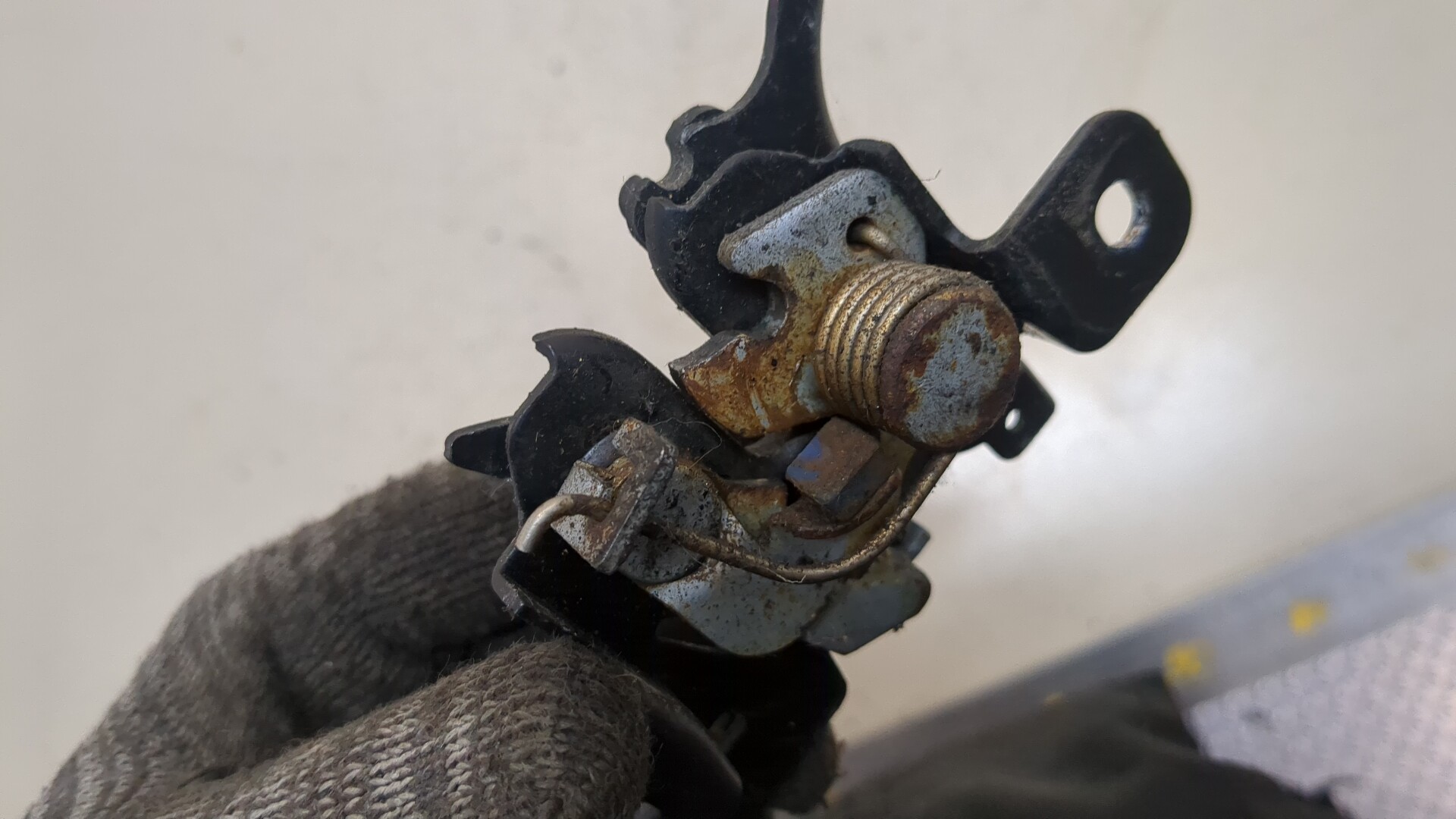 Замок капота