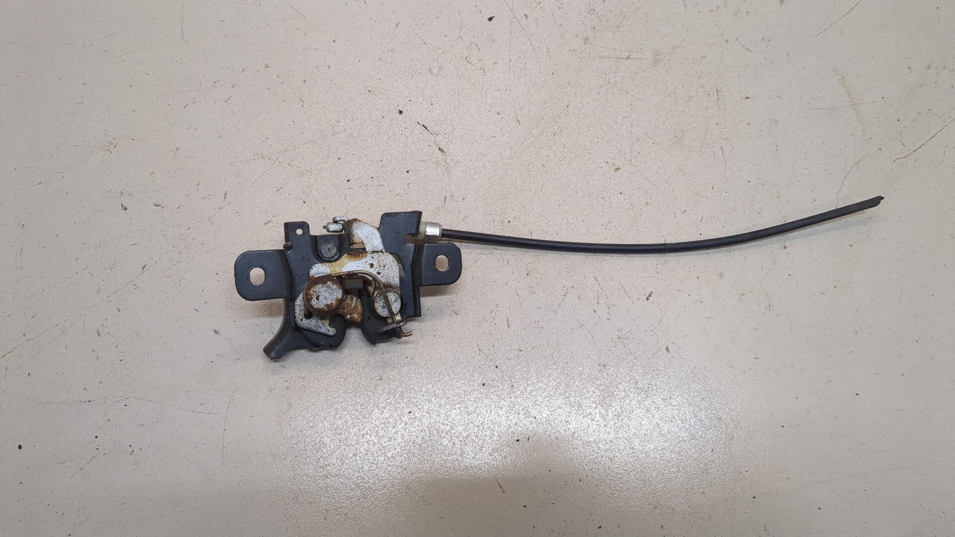 Замок капота