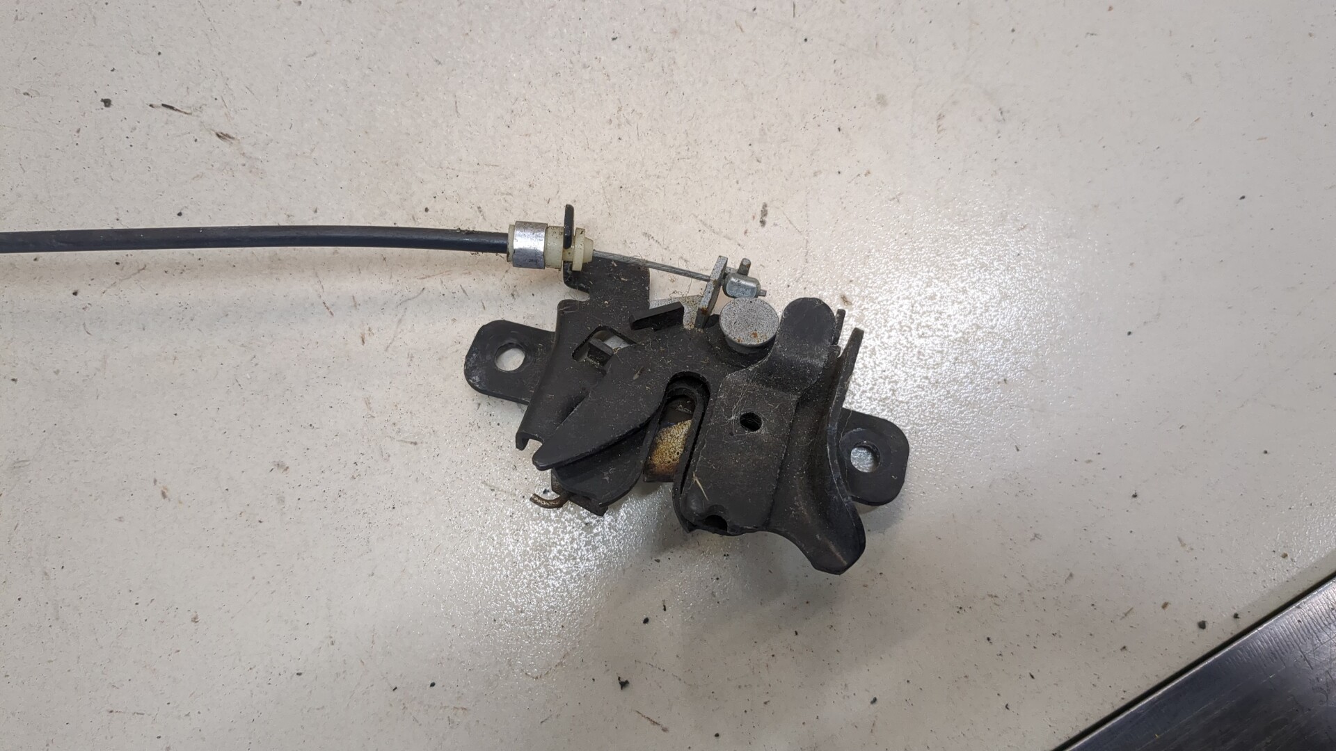 Замок капота