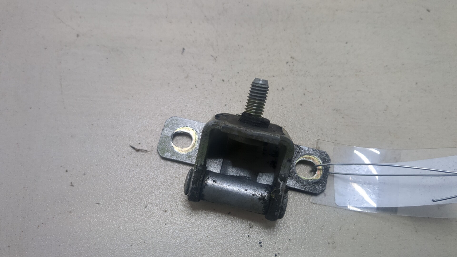 Петля крышки багажника