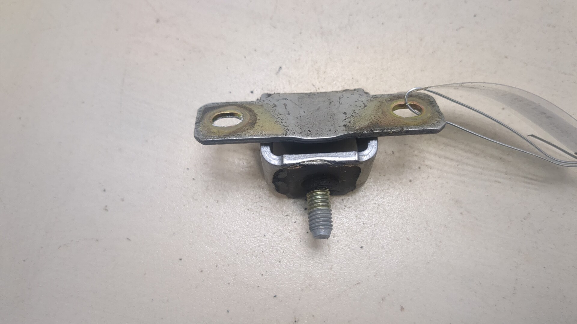 Петля крышки багажника