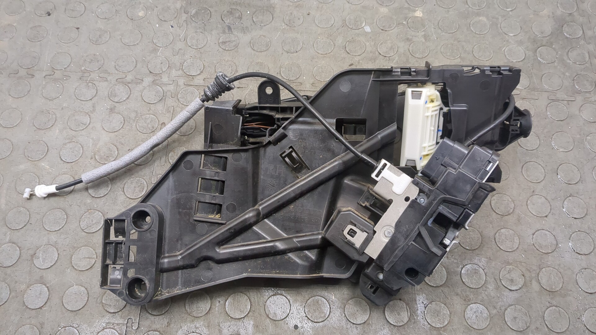 Замок двери задней правой