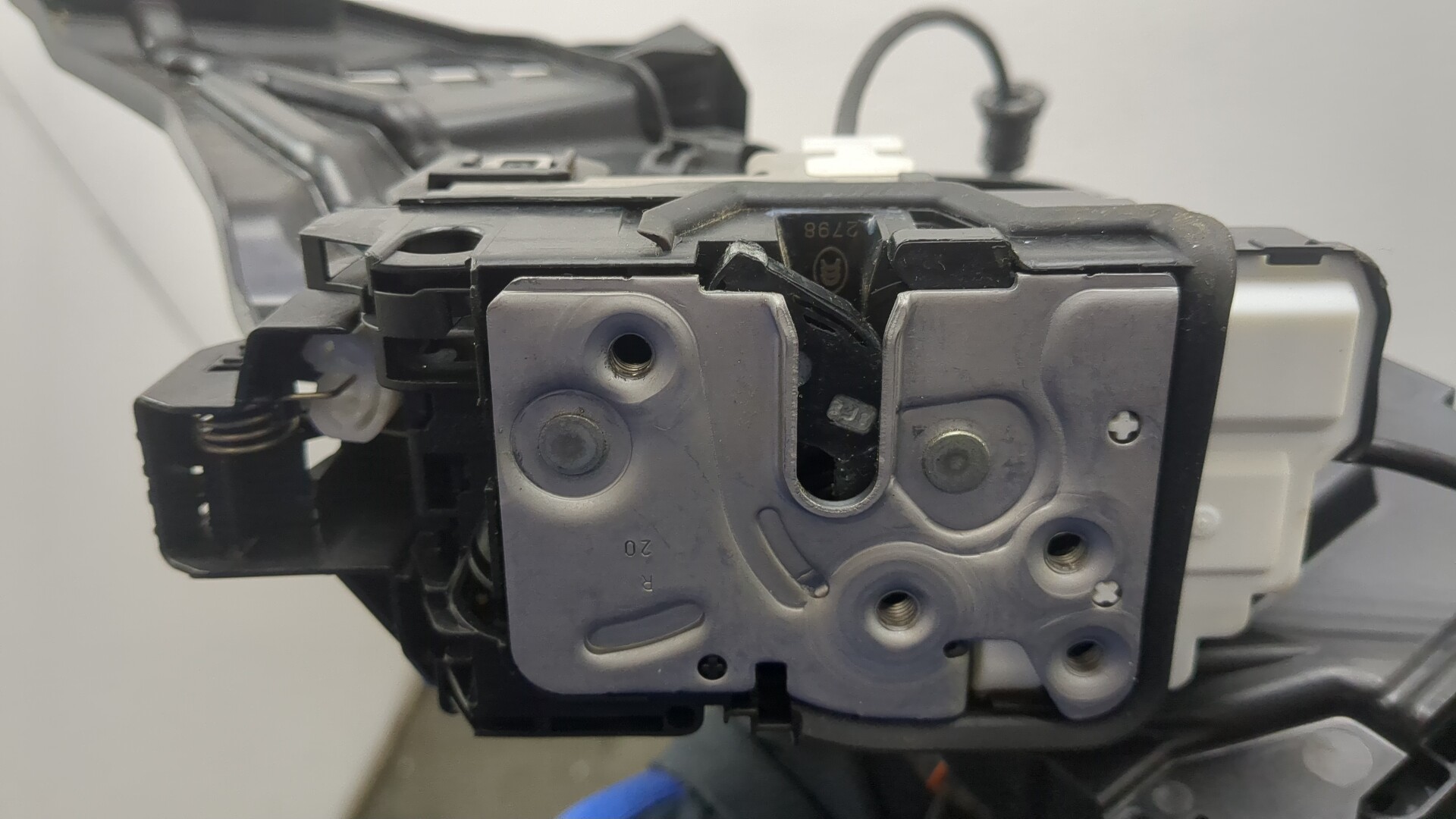 Замок двери задней правой