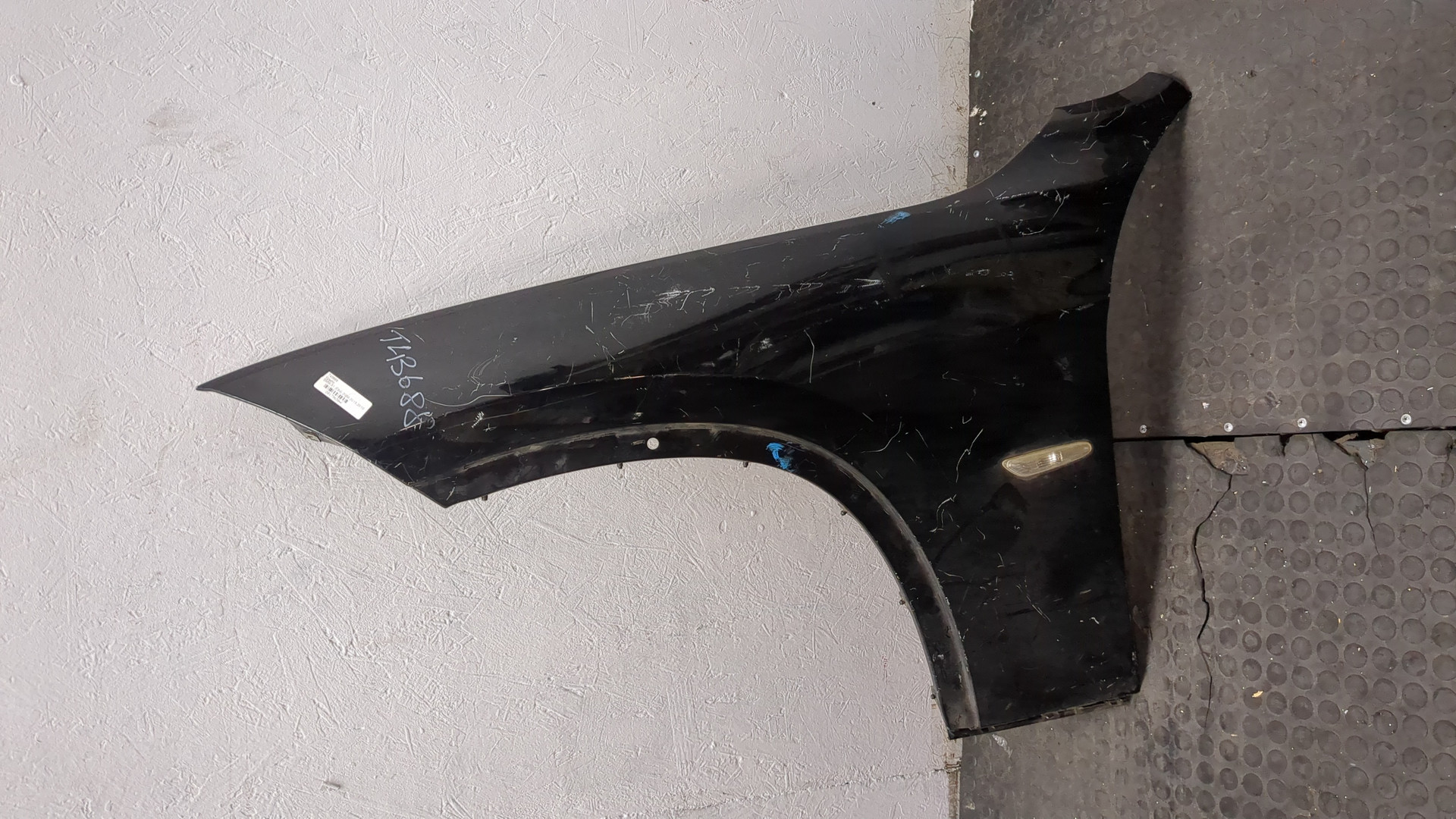 Крыло переднее левое