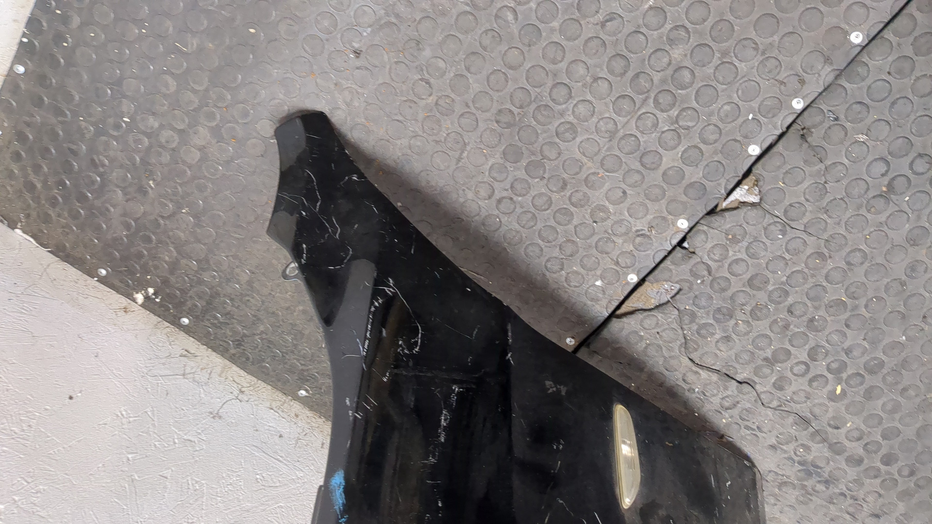 Крыло переднее левое