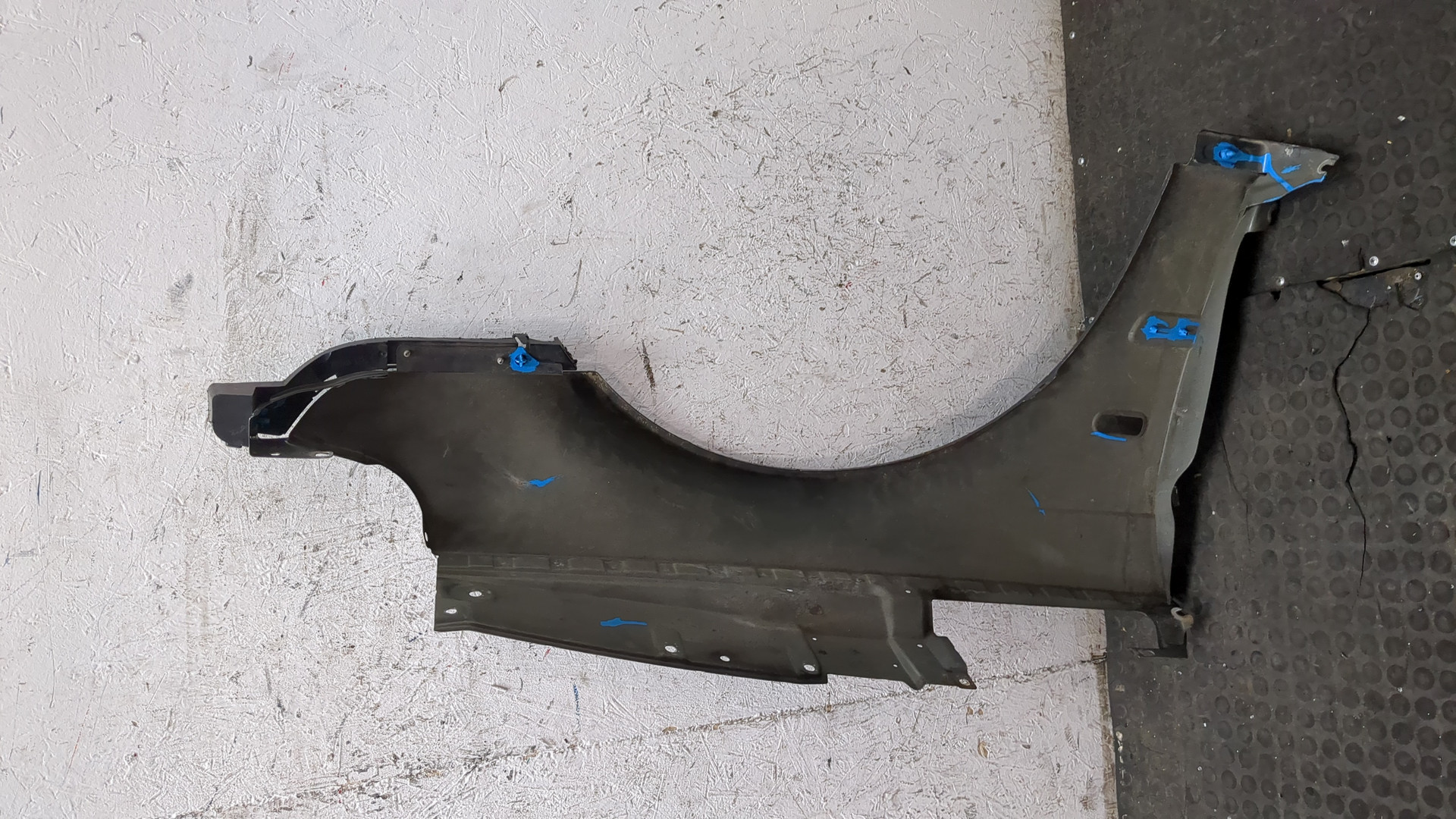 Крыло переднее левое