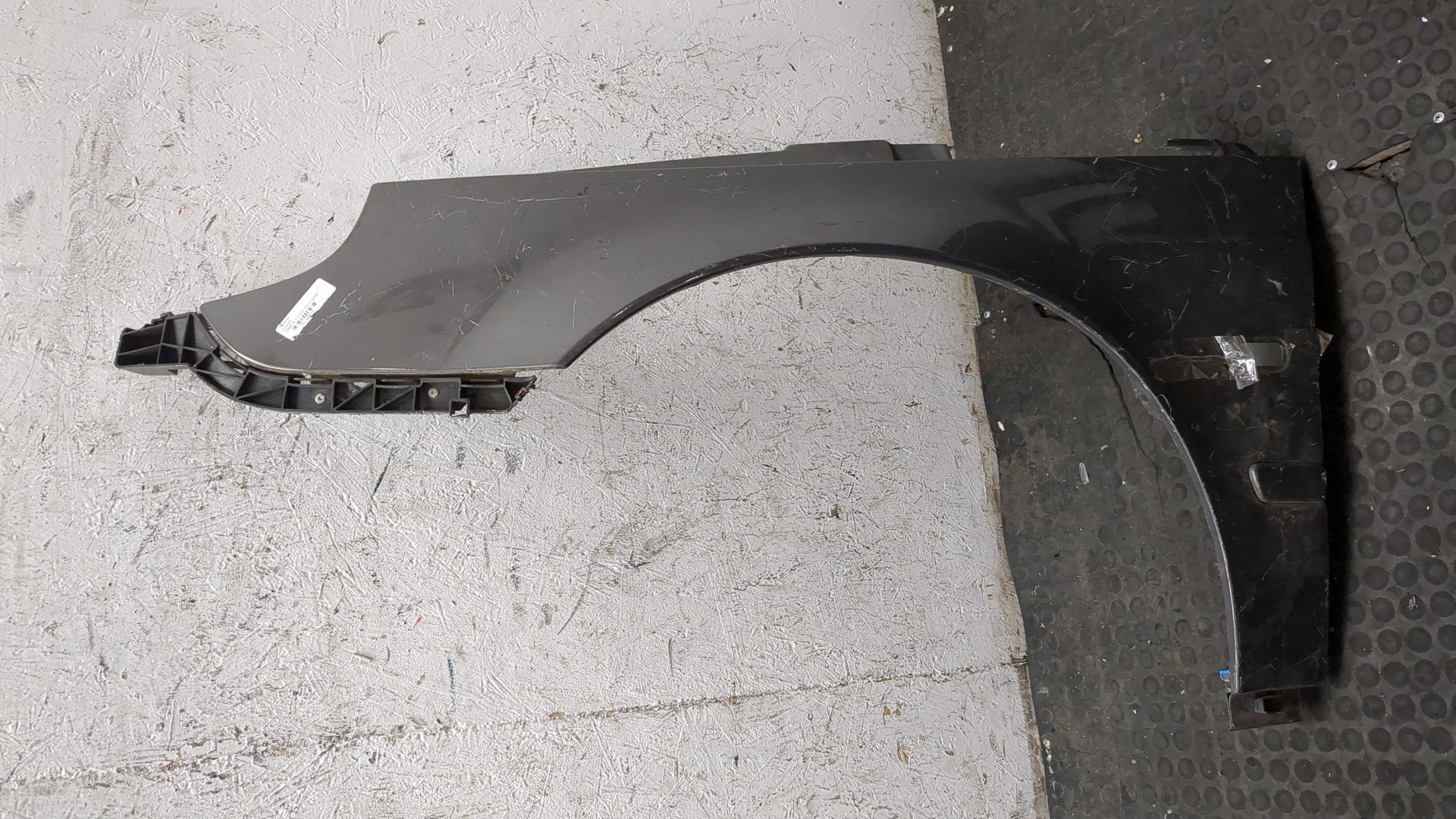 Крыло переднее левое