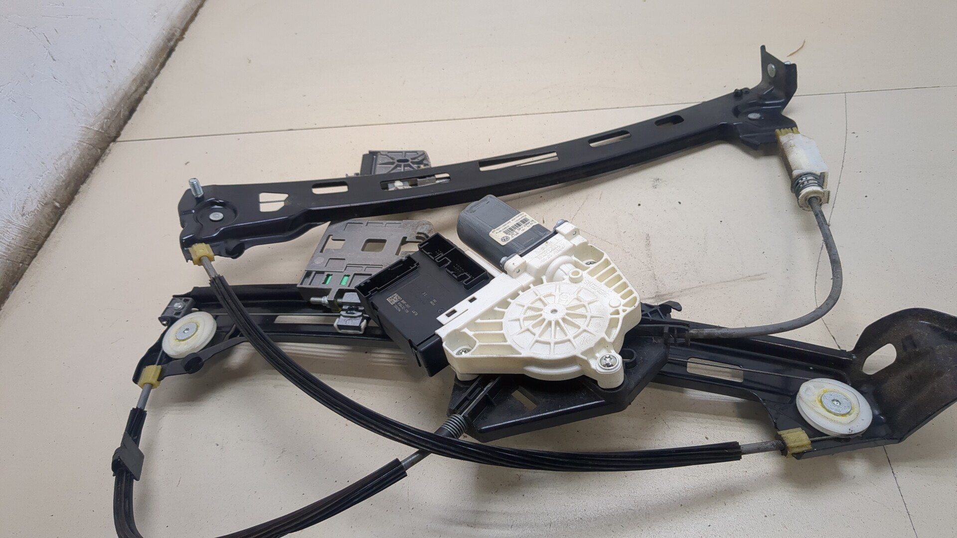 Стеклоподъемник электр. передний левый