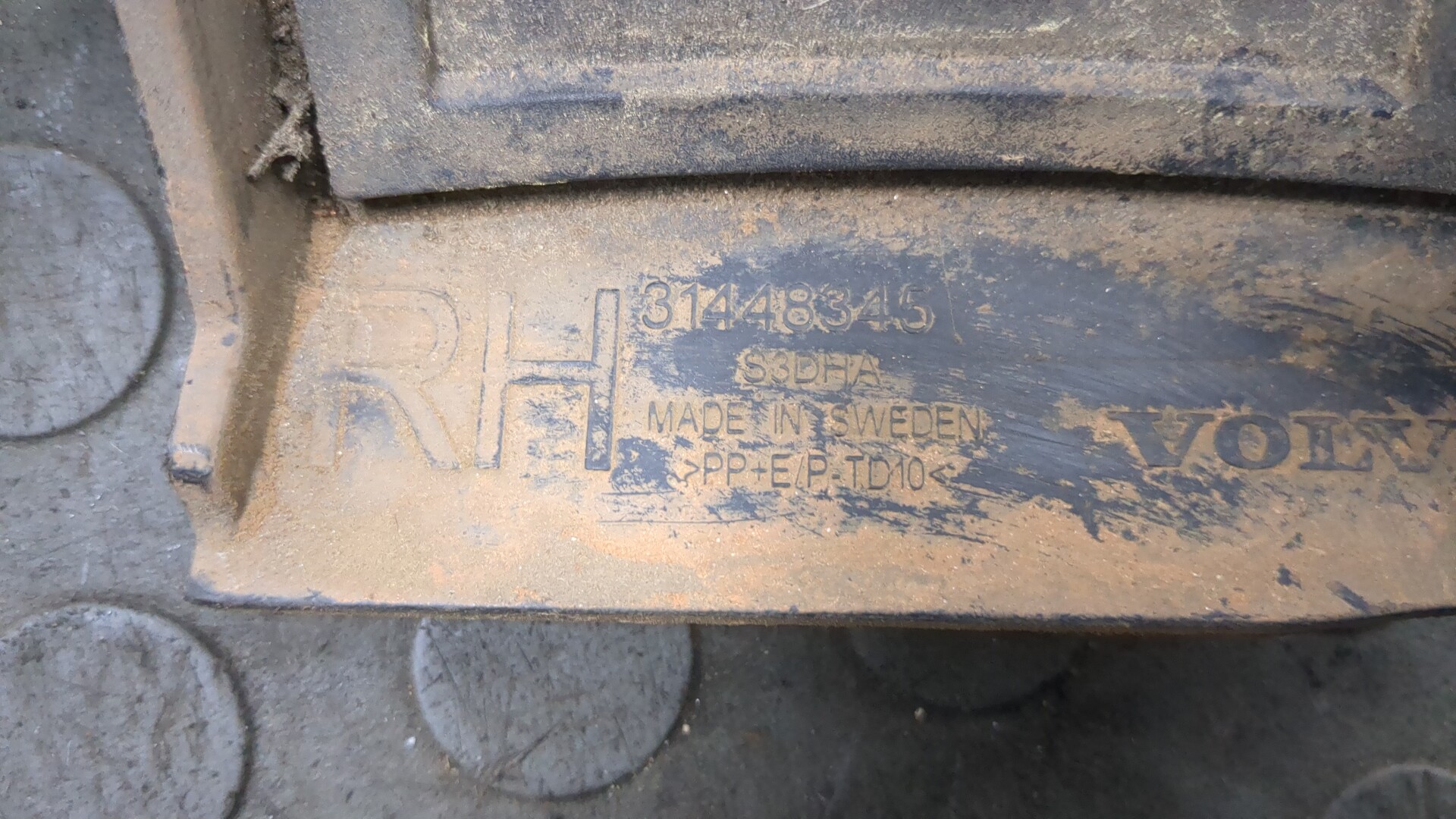 Накладка переднего крыла правого