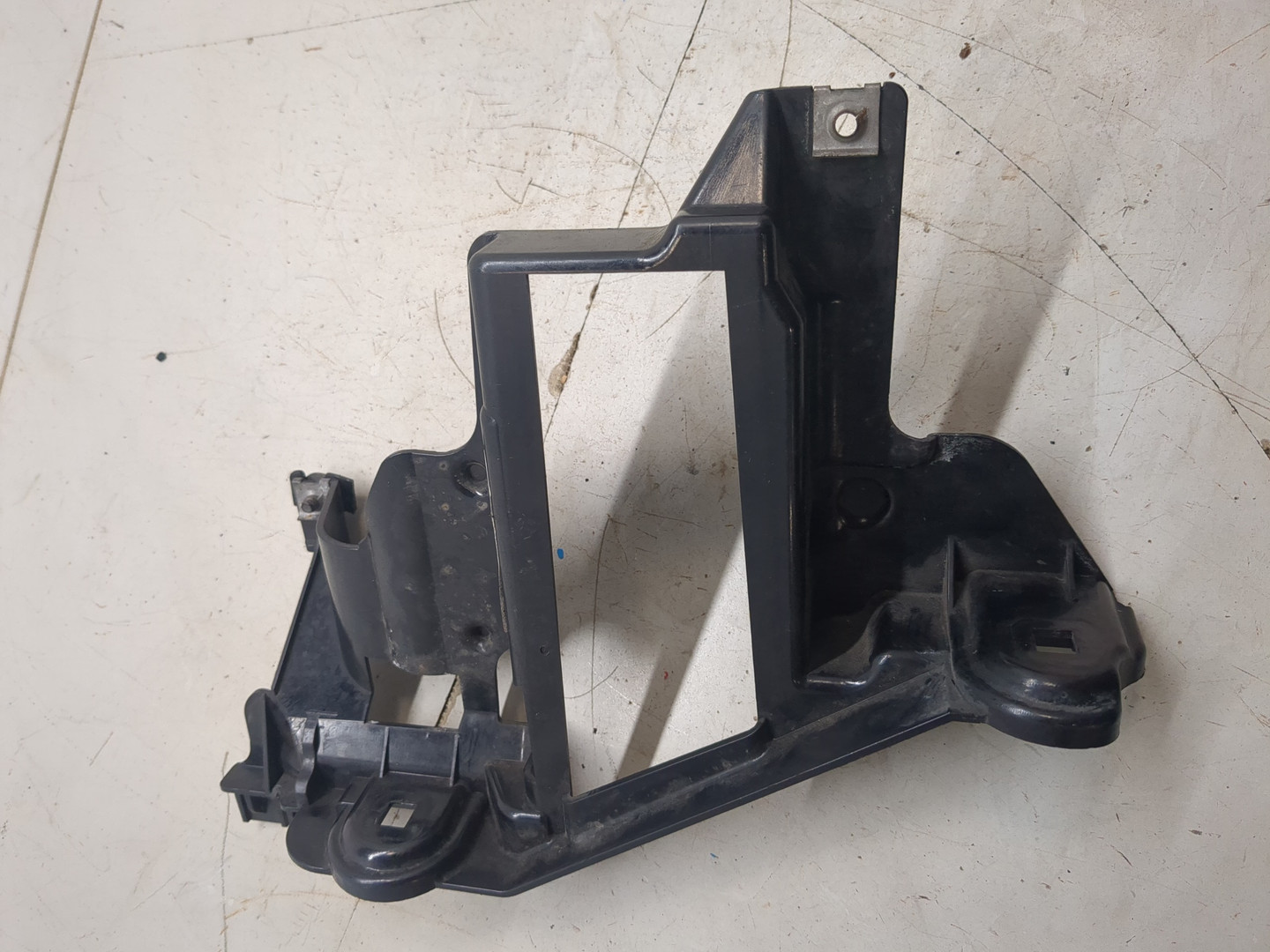 Кронштейн фар правый