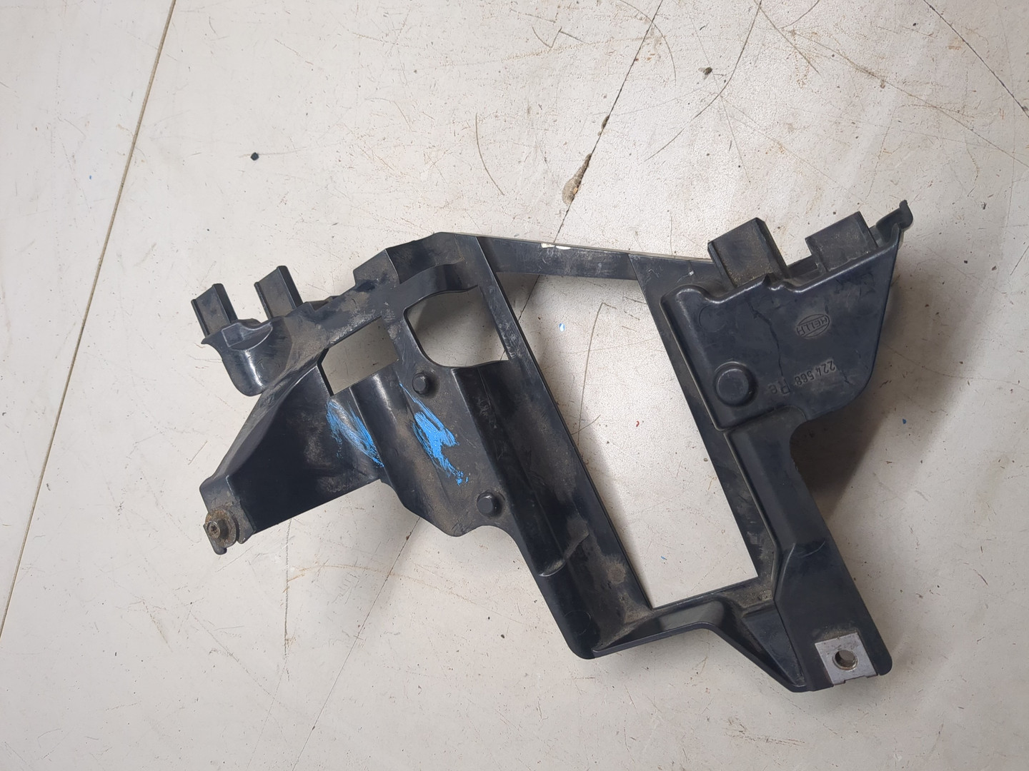 Кронштейн фар правый