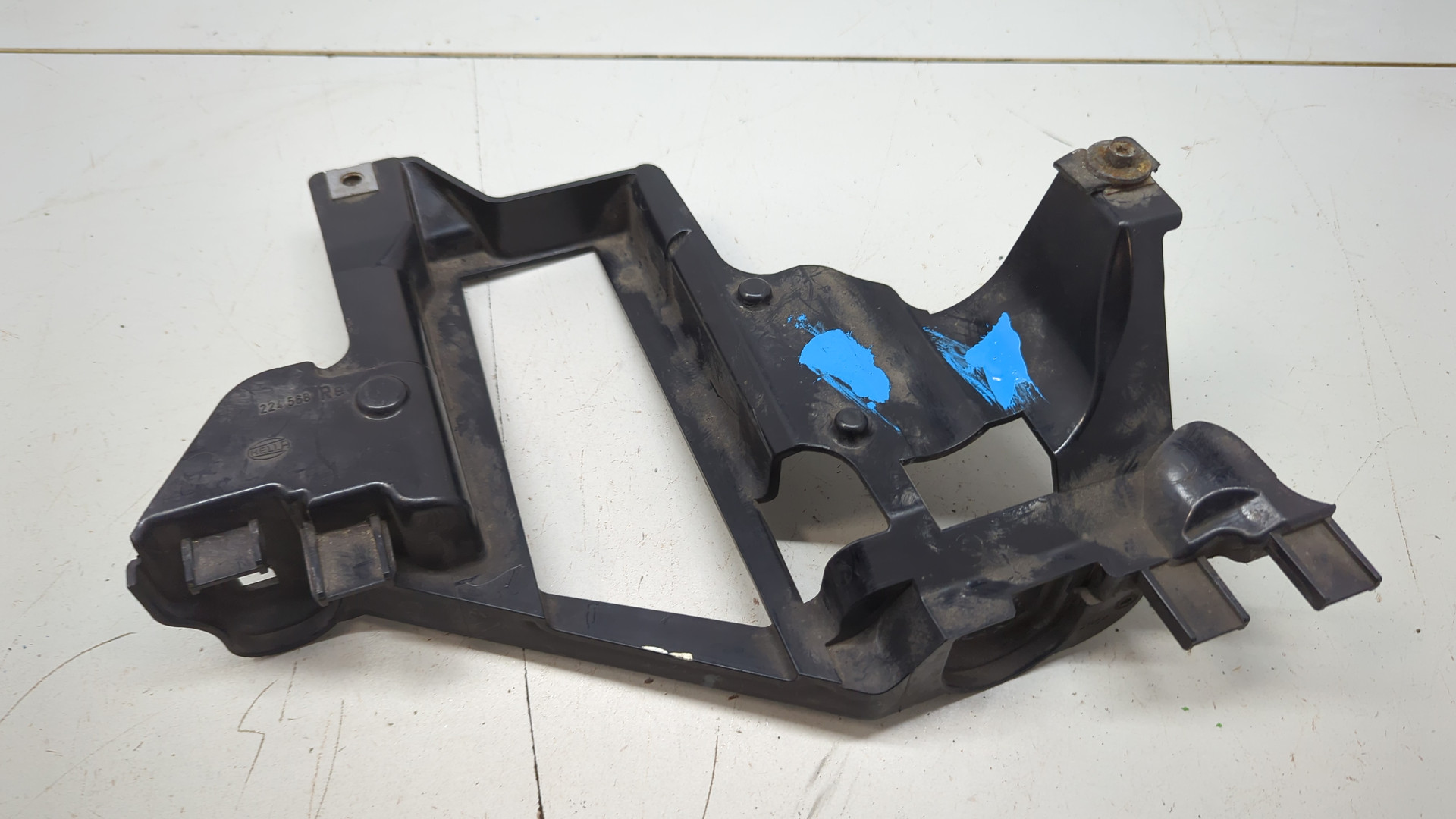 Кронштейн фар правый